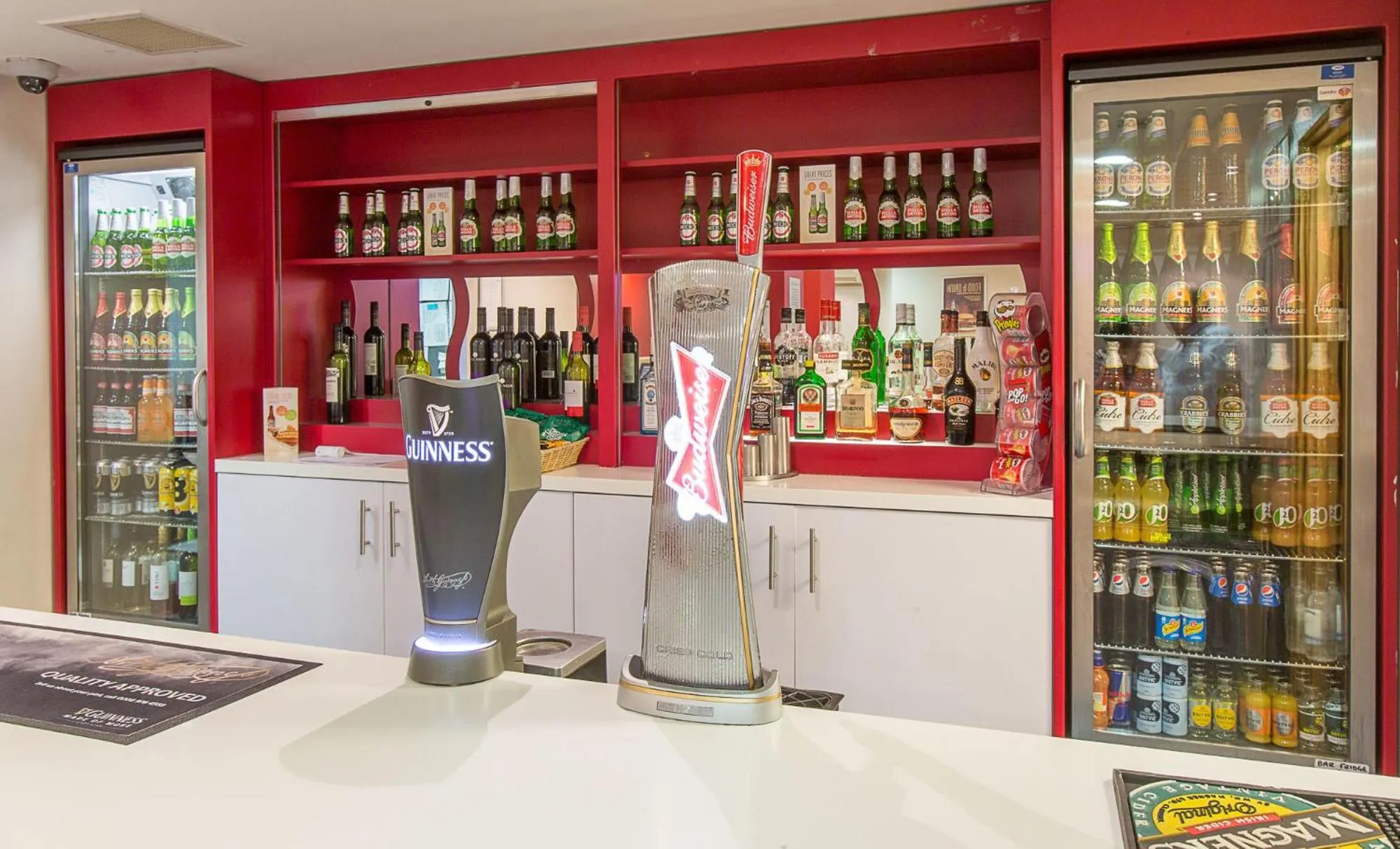 Lounge or bar in Redwings Lodge Wolverhampton Central