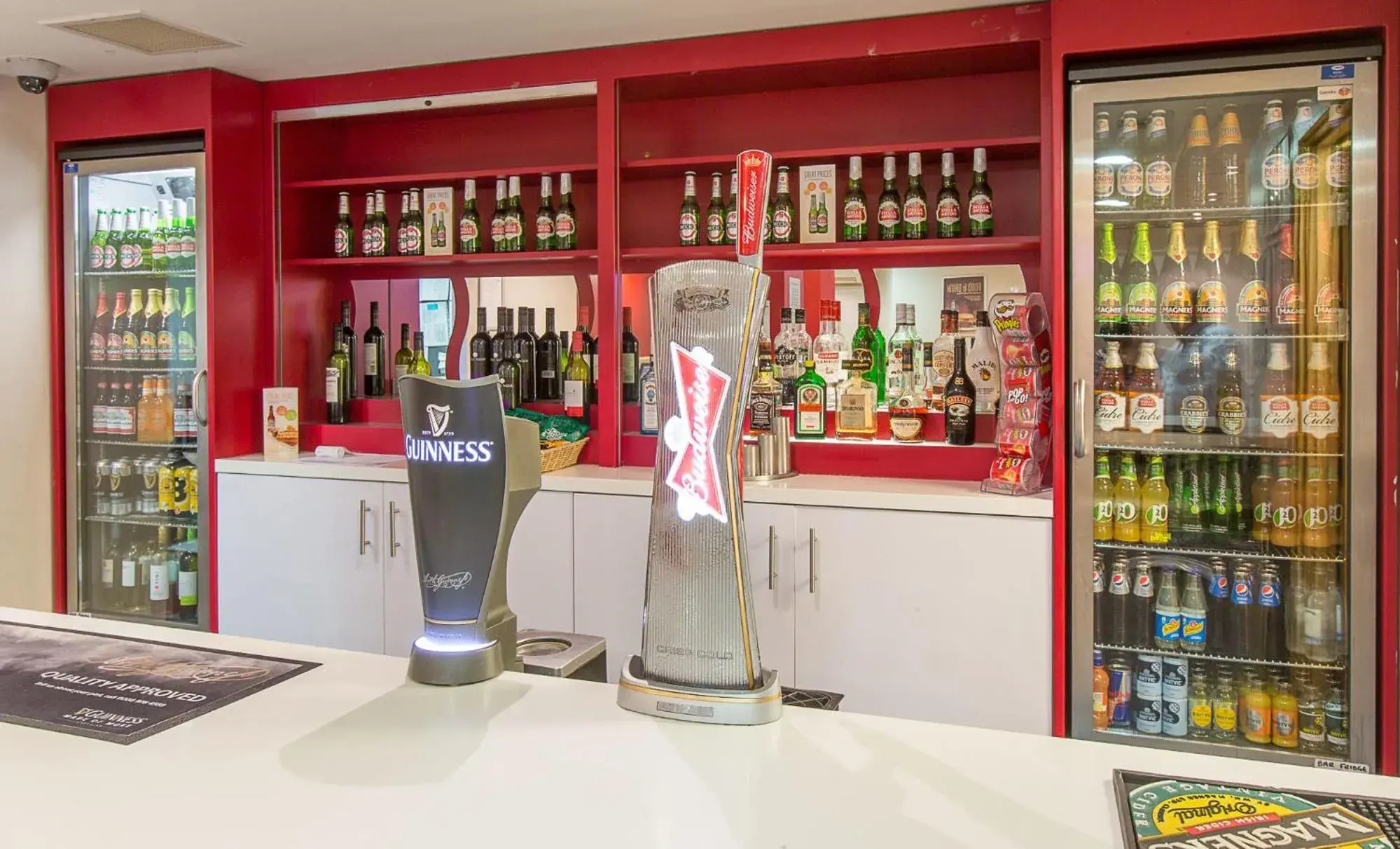 Lounge or bar in Redwings Lodge Wolverhampton Central Lounge or bar in Redwings Lodge Wolverhampton Central