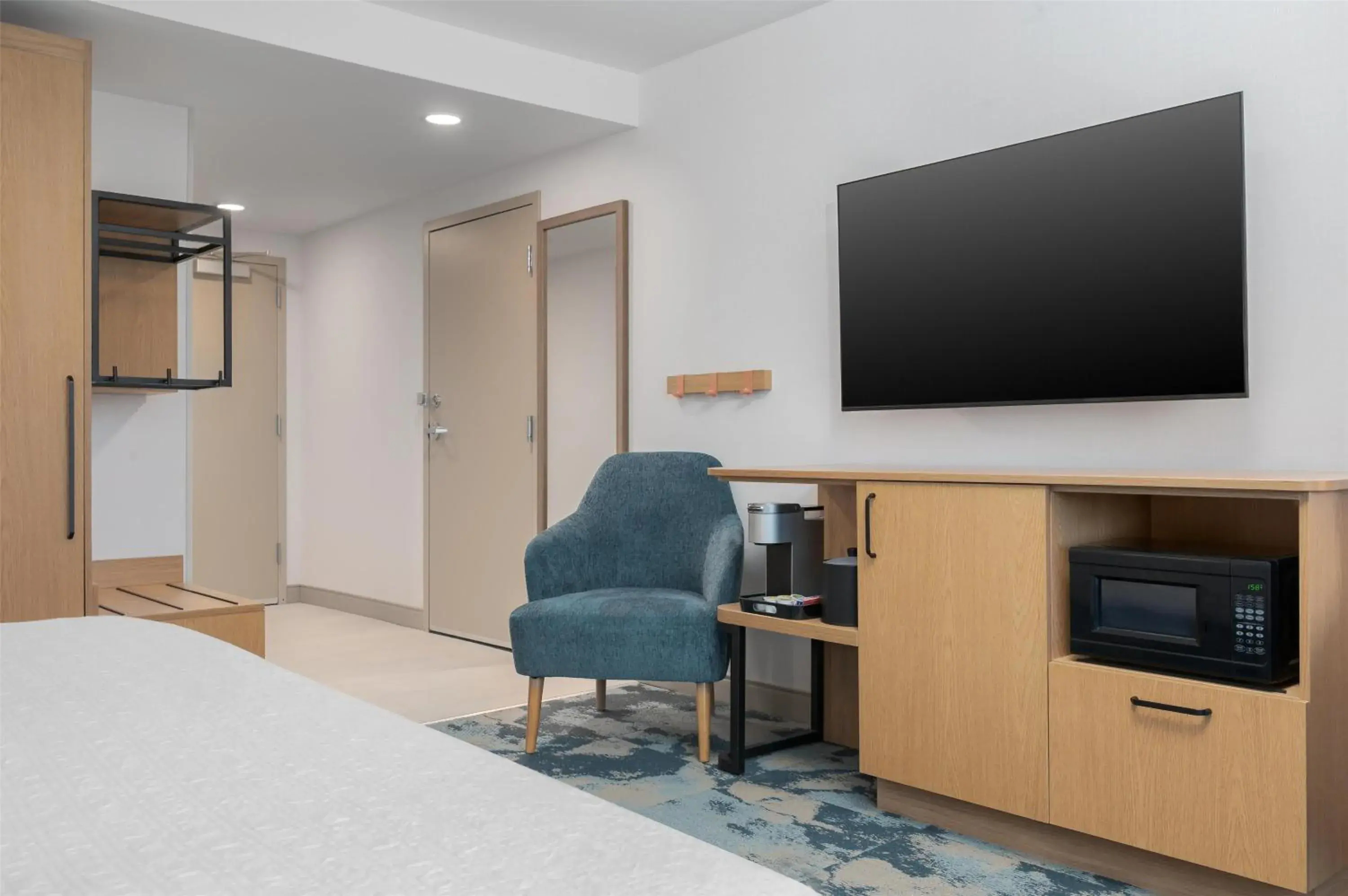 Bed in Hampton Inn & Suites Alpena Bed in Hampton Inn & Suites Alpena