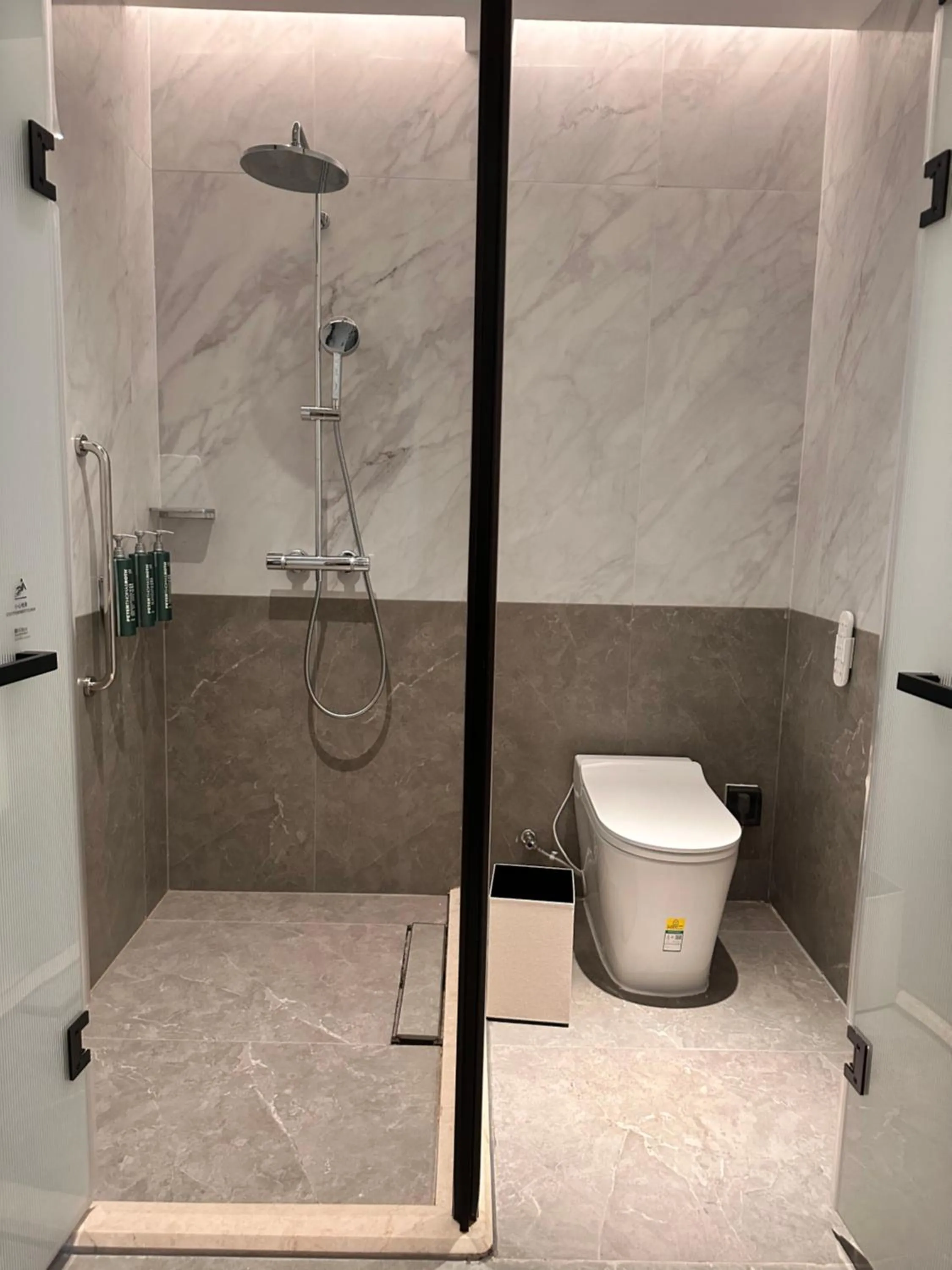 Shower in Hilton Garden Inn Danzhou Yangpu