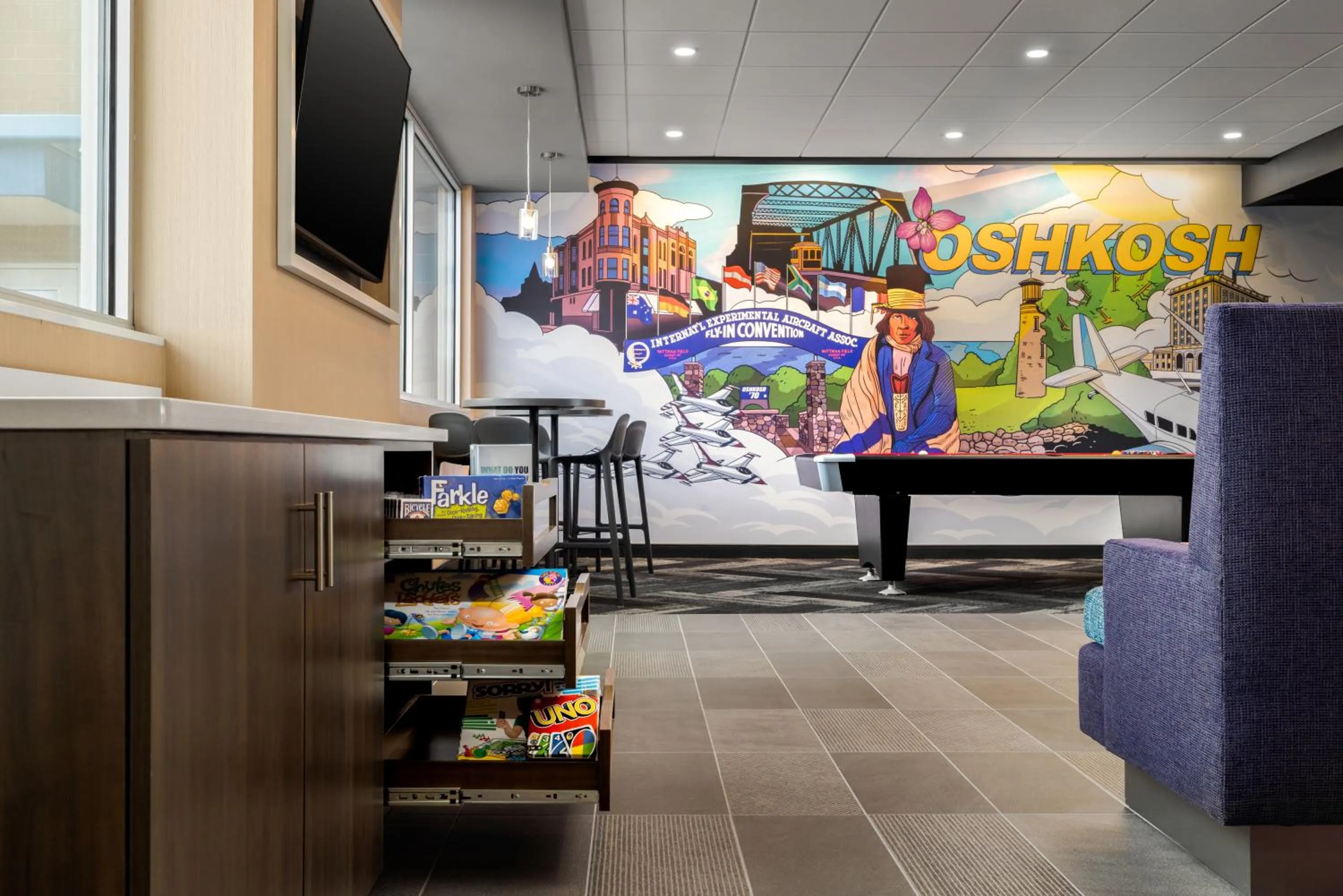 Communal lounge/ TV room in Tru By Hilton Oshkosh