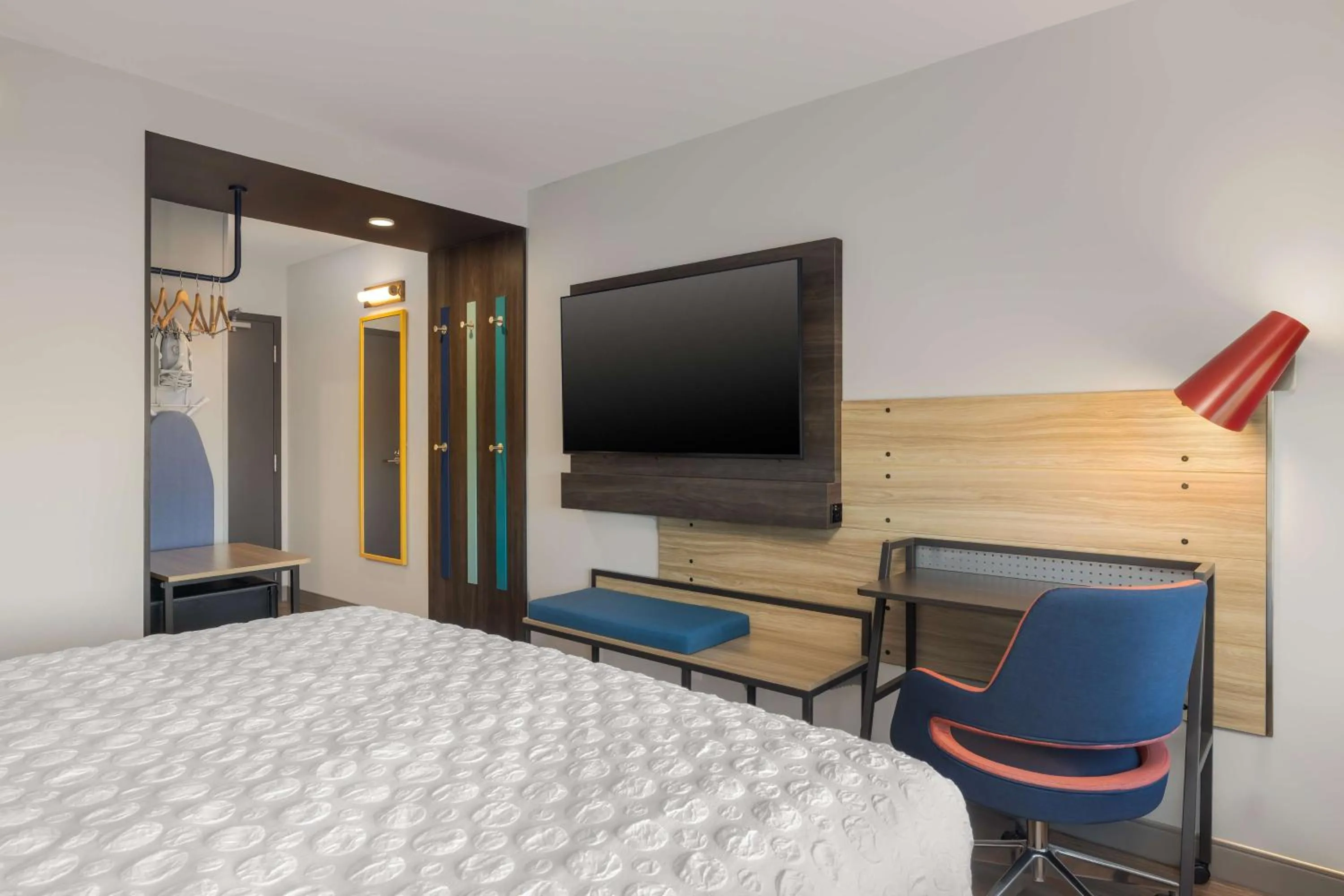 Bedroom, Bed in Tru By Hilton Oshkosh