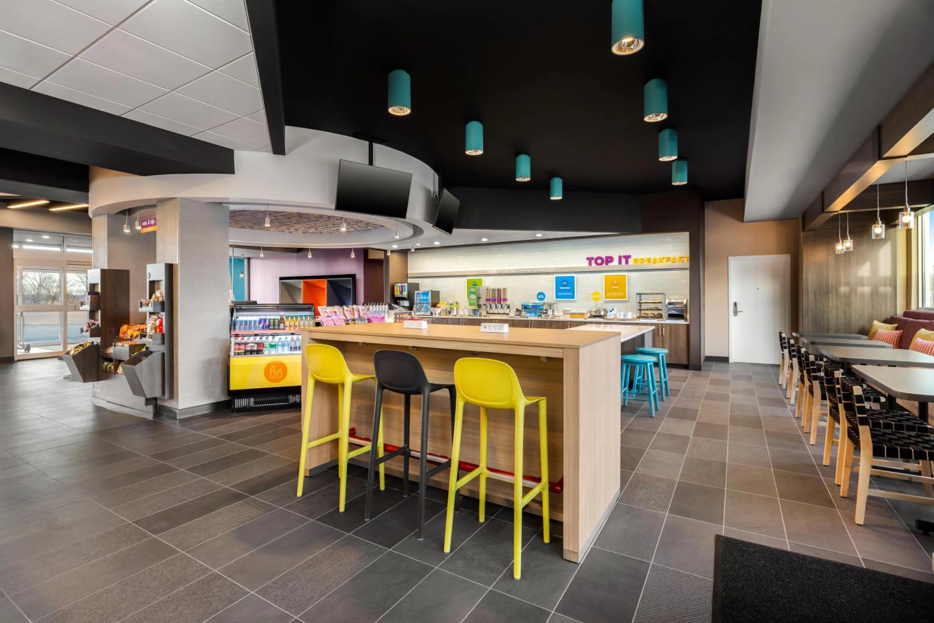 Food and drinks in Tru By Hilton Oshkosh