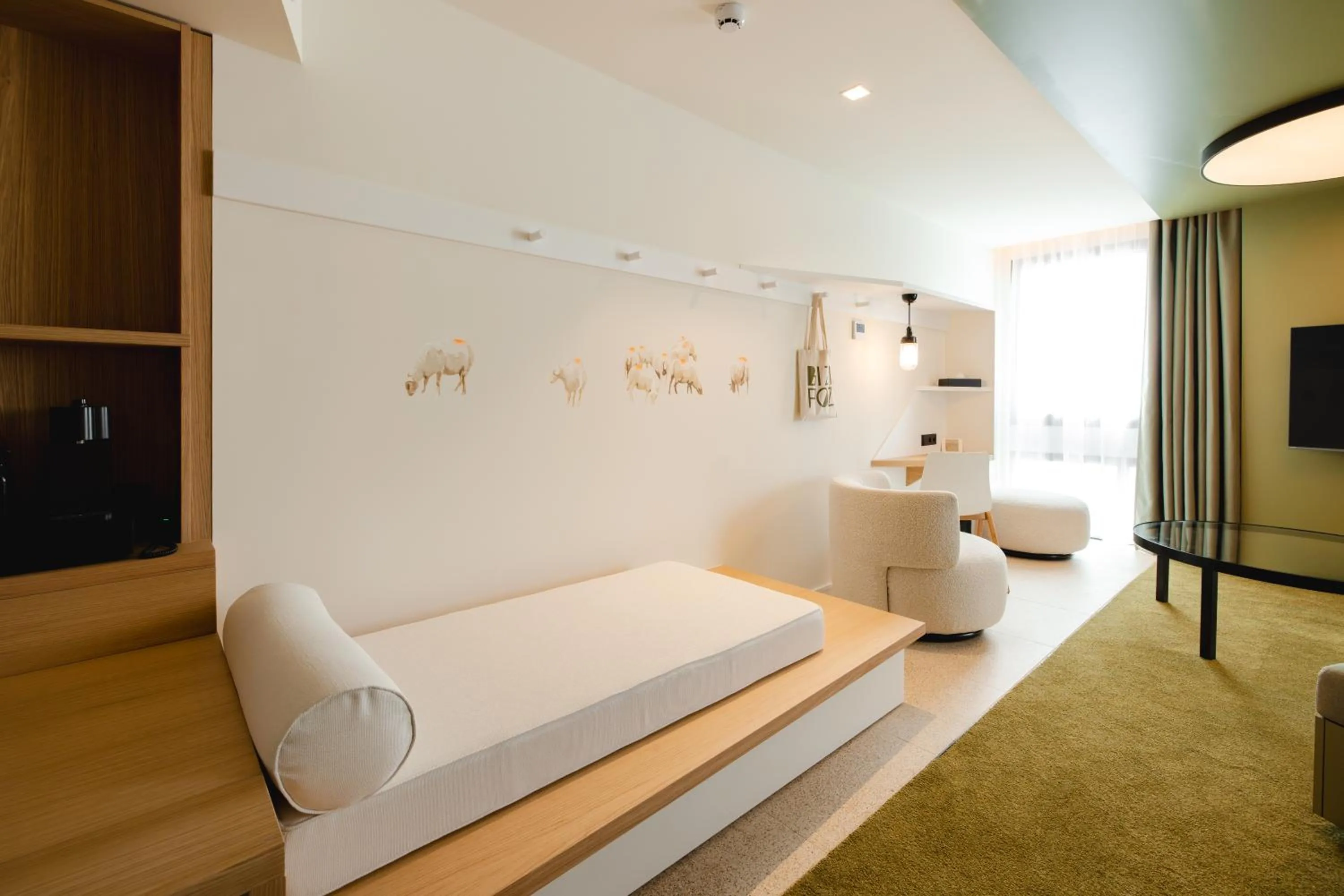 Living room, Bed in Bizipoz Hôtel