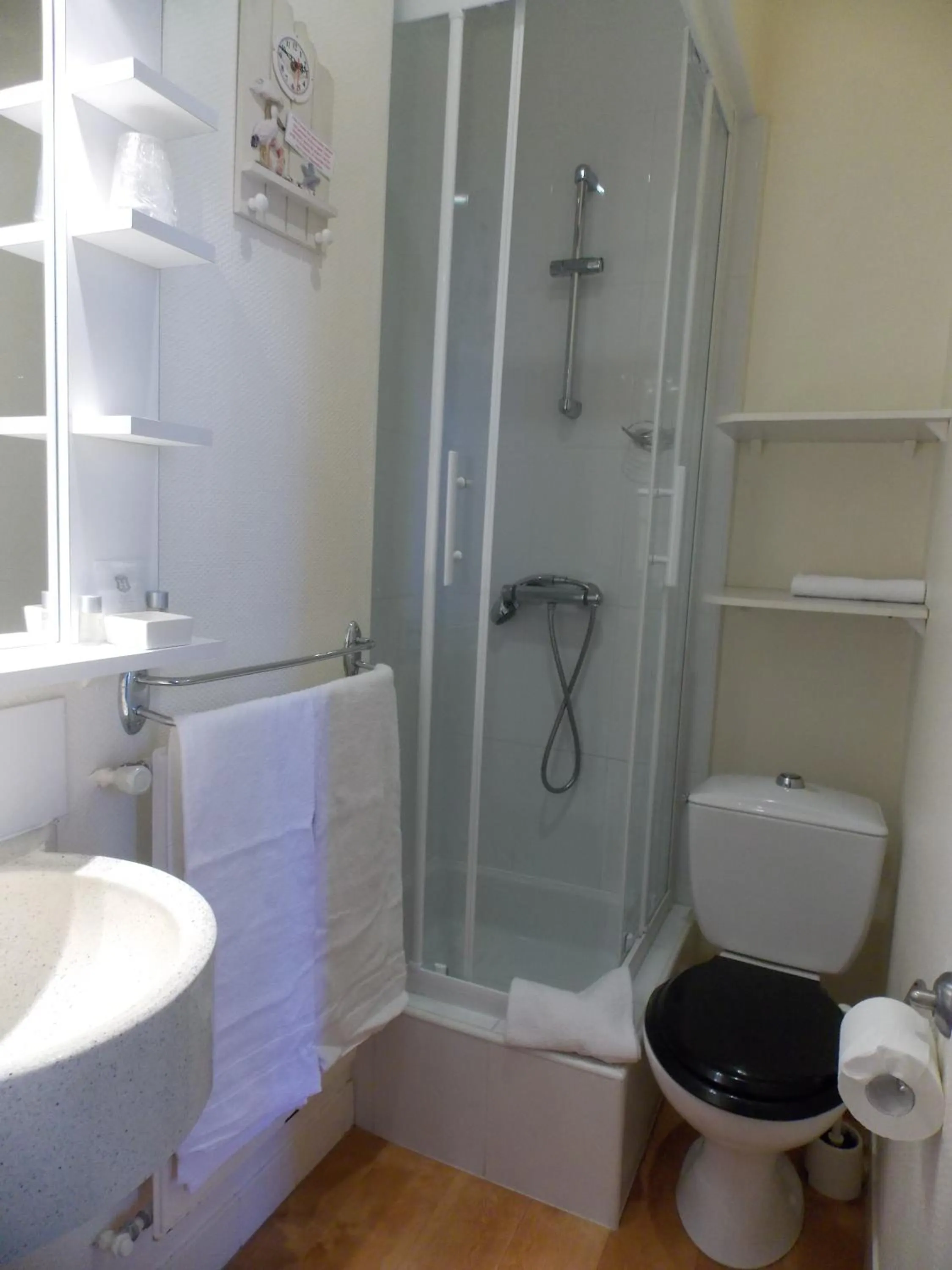 Bathroom in Hôtel San Pedro