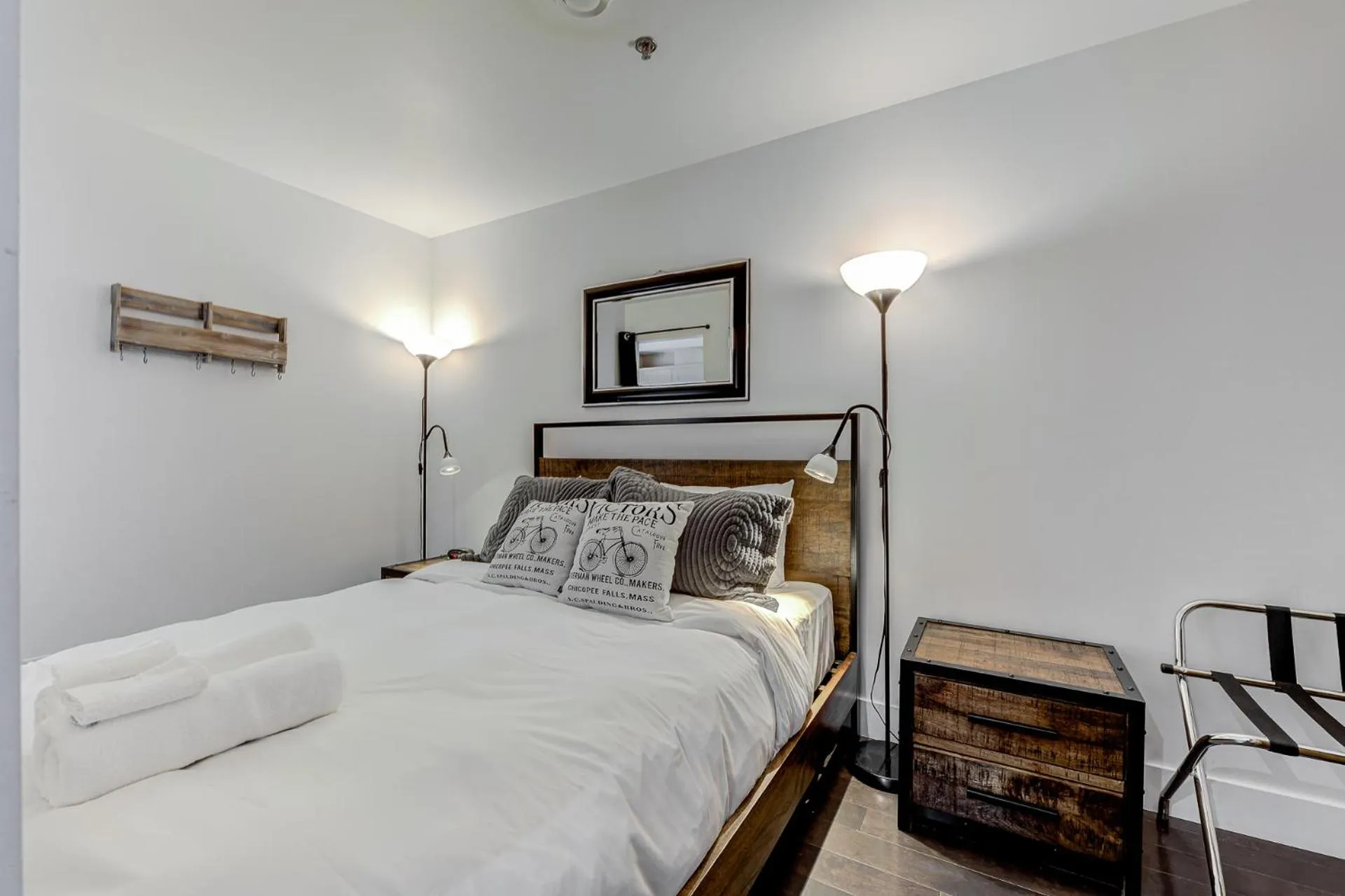 Bed in Les Immeubles Charlevoix - Le 760-209