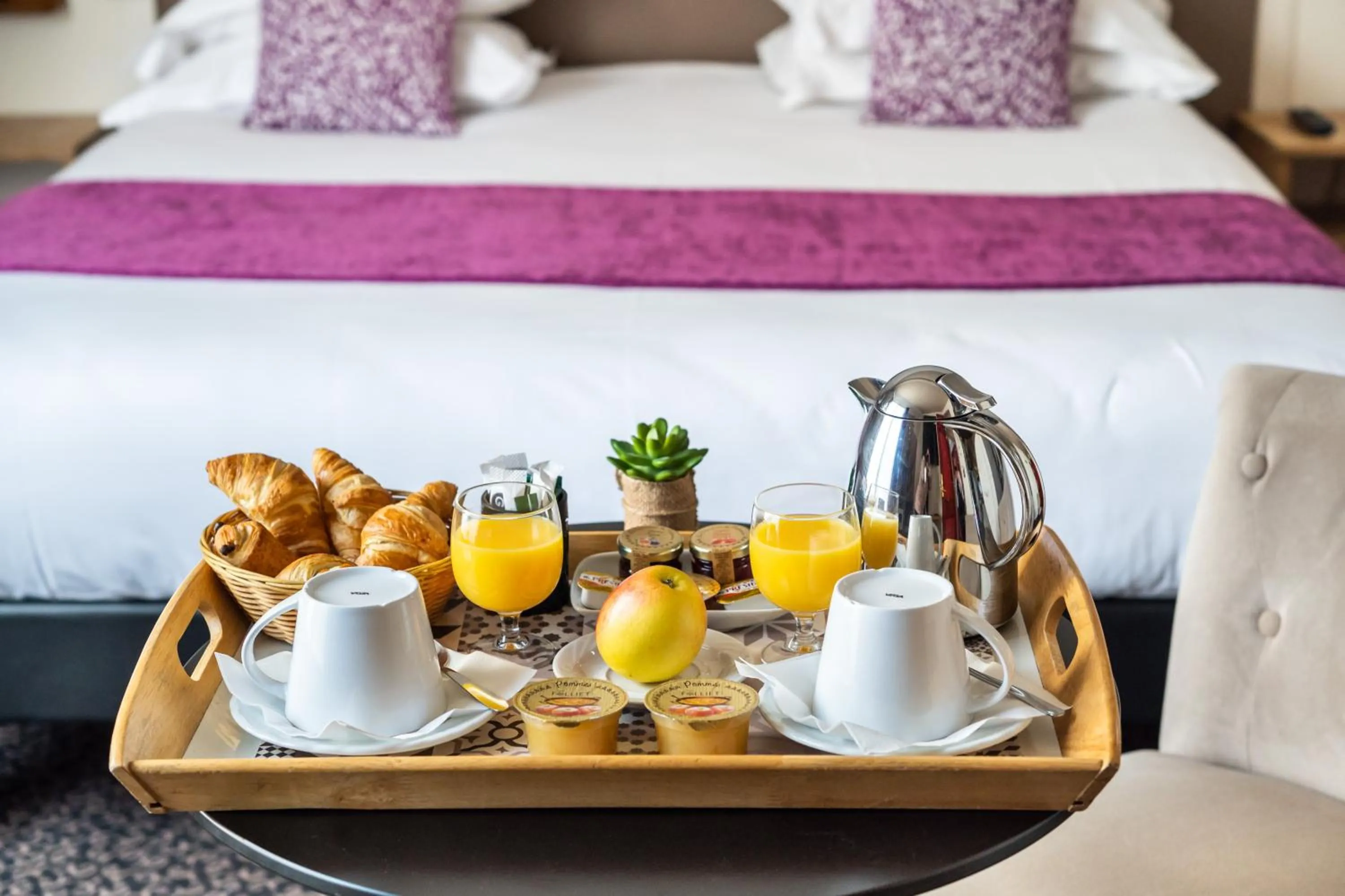 Bed in hotel Louvre Sainte Anne