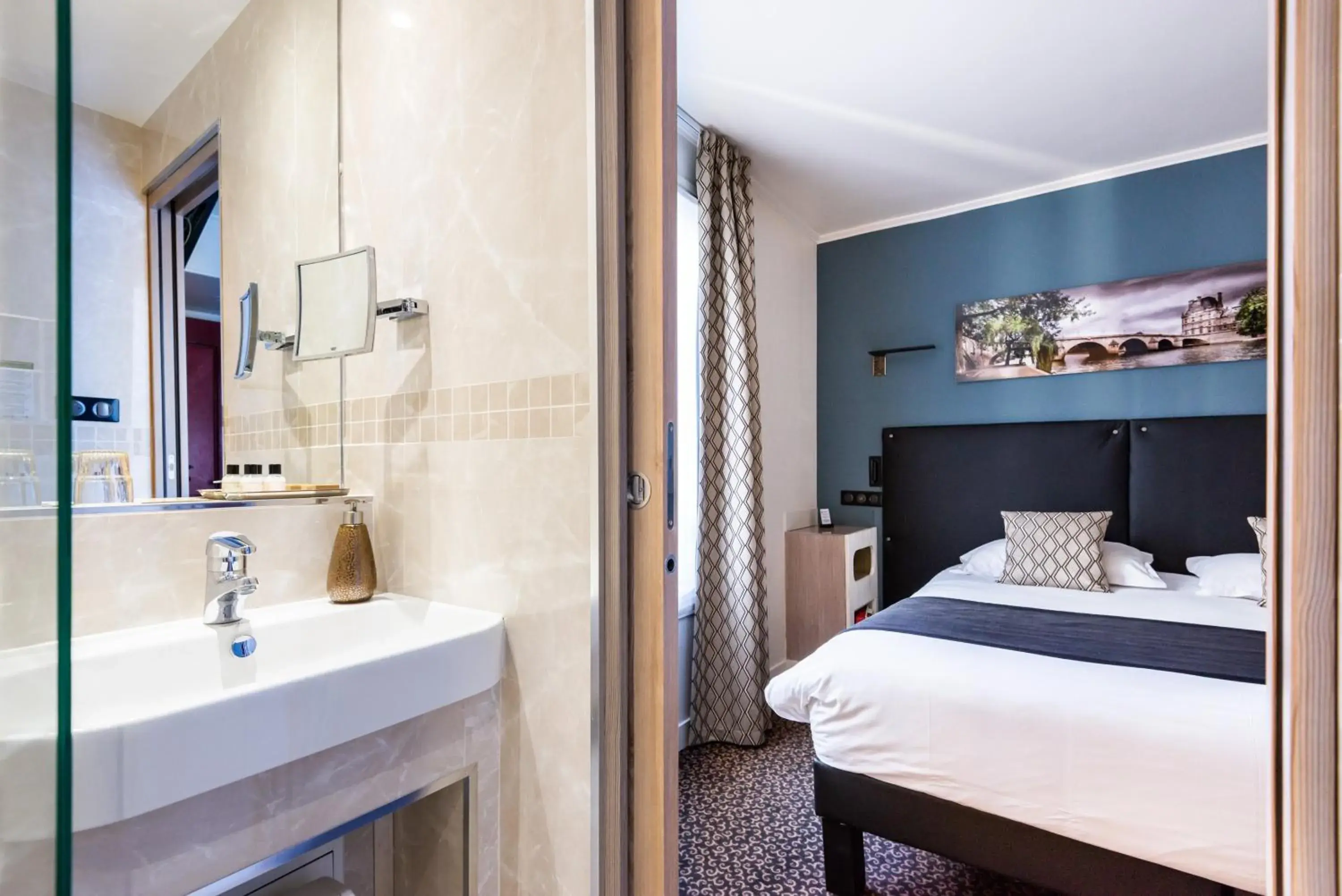 Bed in hotel Louvre Sainte Anne Bed in hotel Louvre Sainte Anne