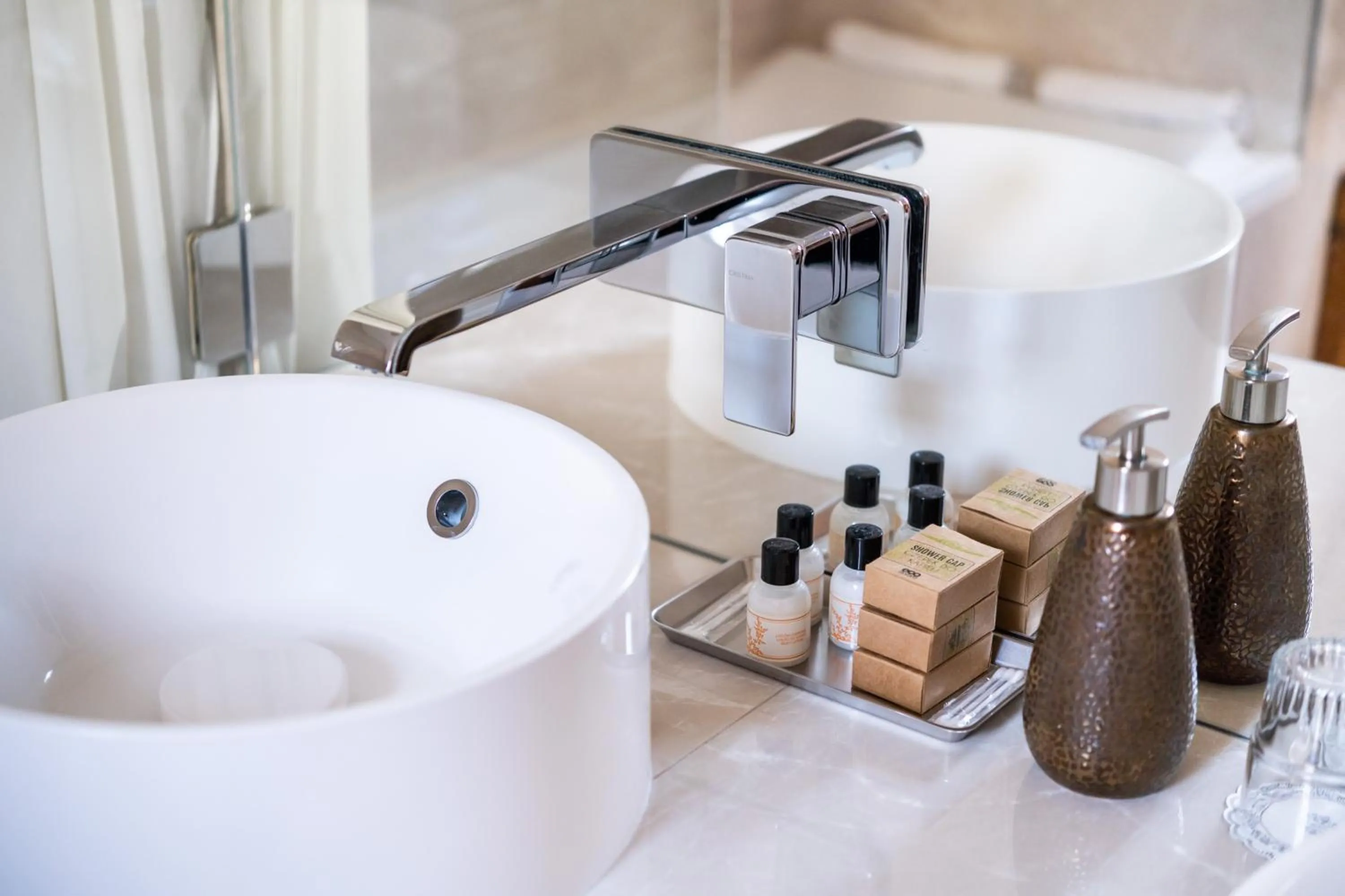 Bathroom in hotel Louvre Sainte Anne