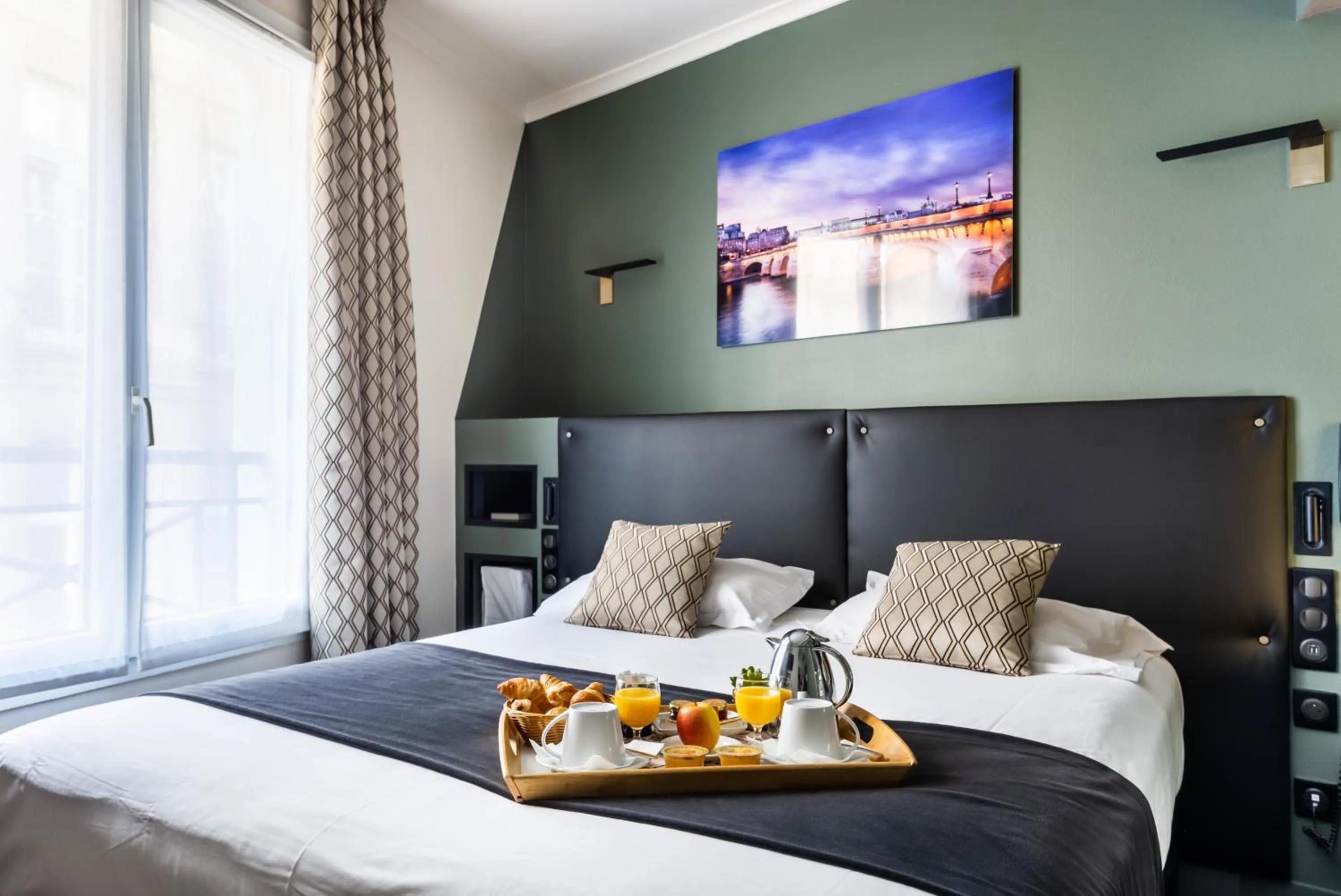 Bed in hotel Louvre Sainte Anne