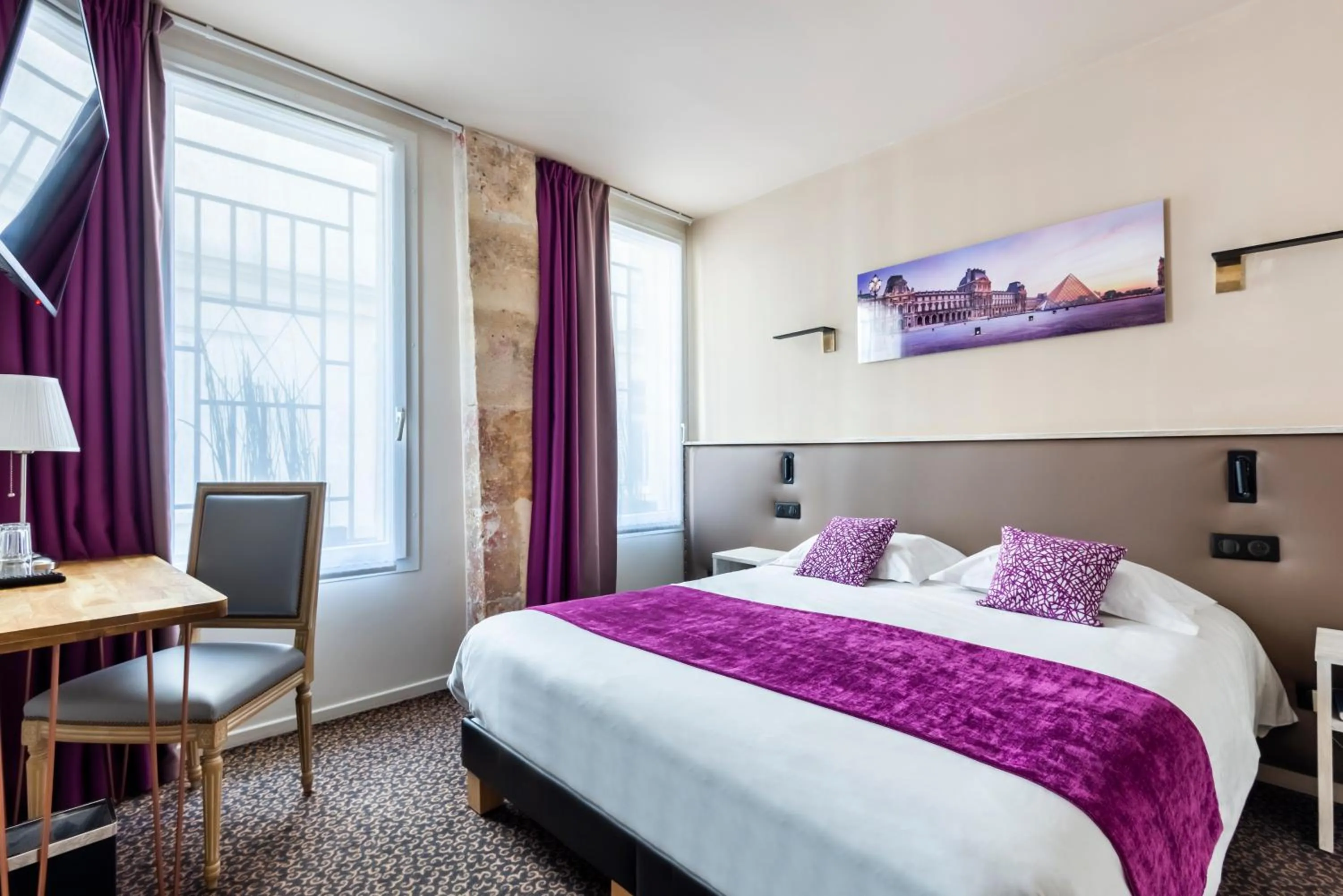 Bed in hotel Louvre Sainte Anne