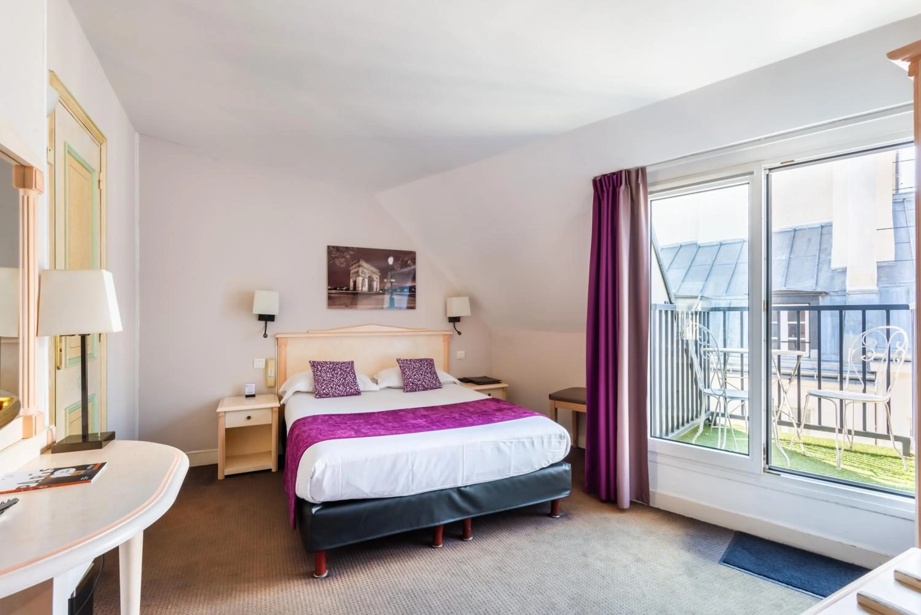 Bed in hotel Louvre Sainte Anne