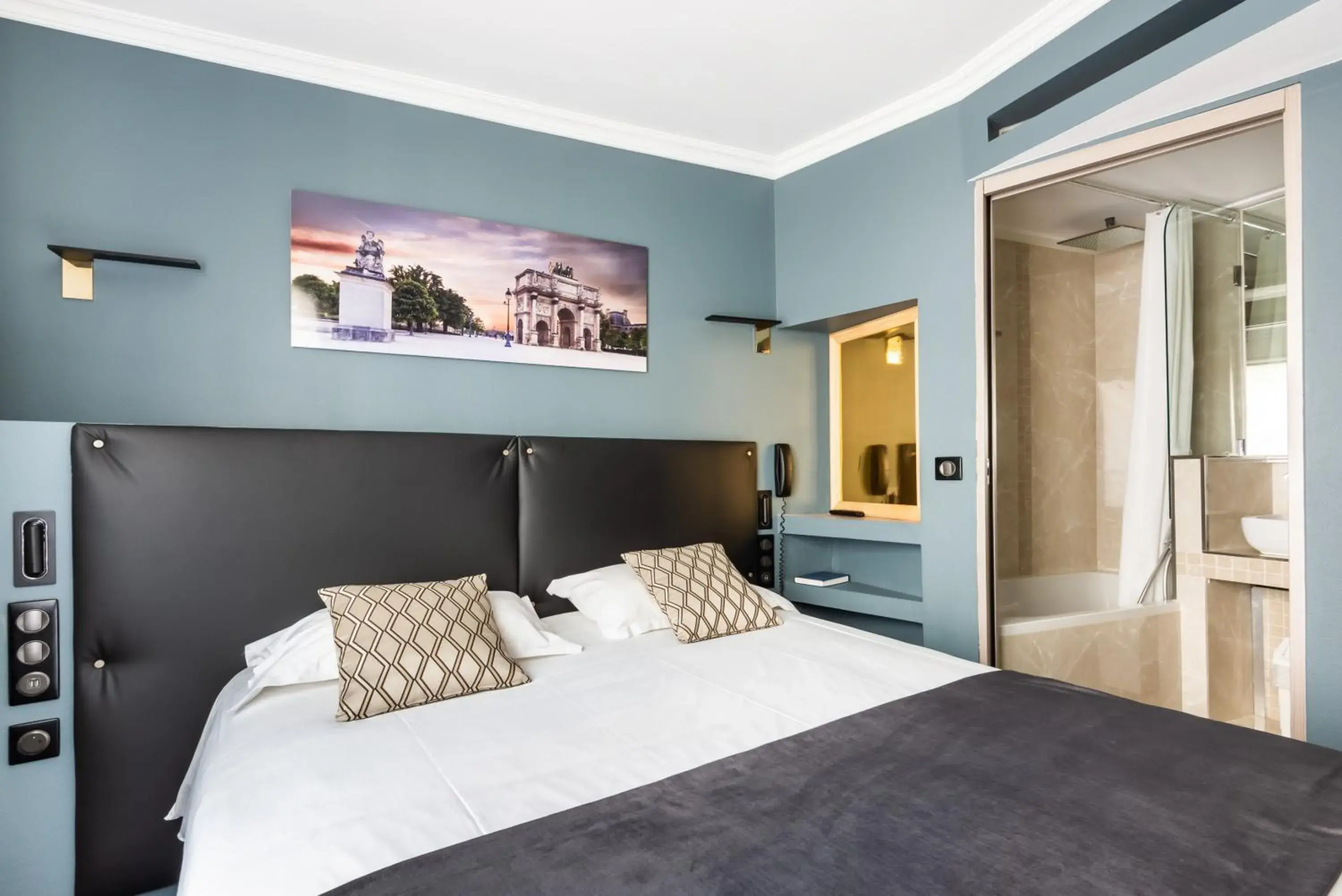 Bed in hotel Louvre Sainte Anne Bed in hotel Louvre Sainte Anne