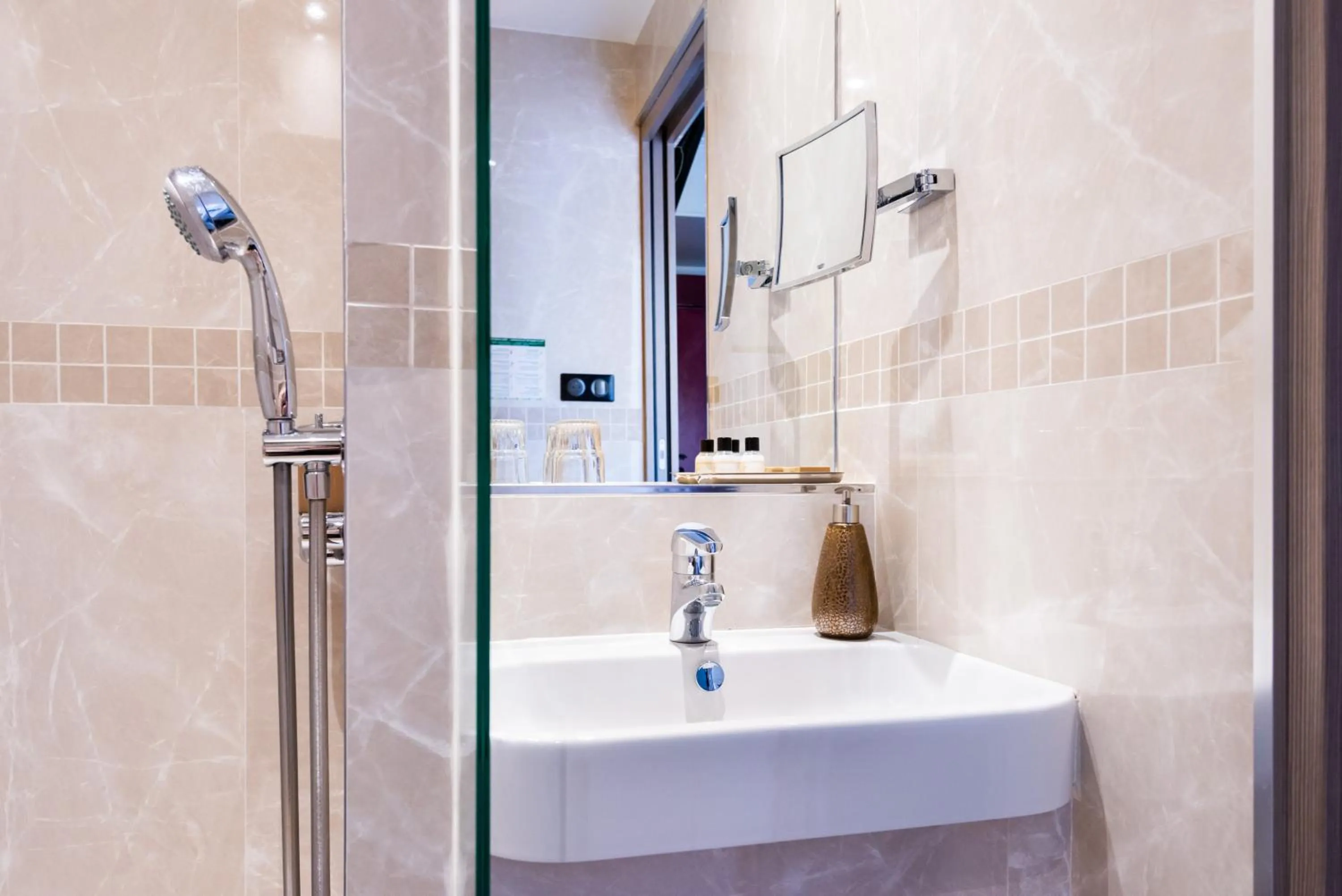 Shower in hotel Louvre Sainte Anne