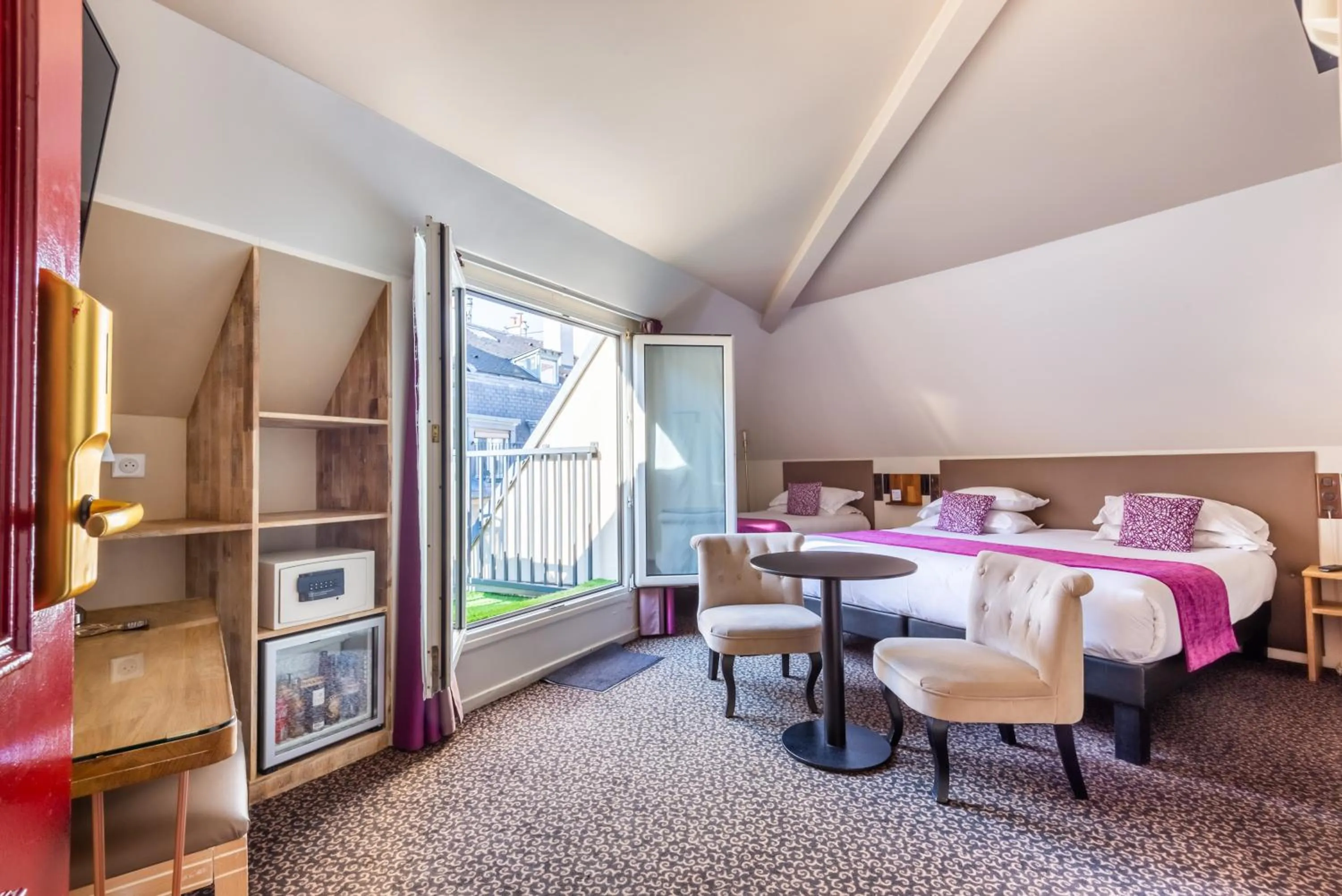 Bed in hotel Louvre Sainte Anne