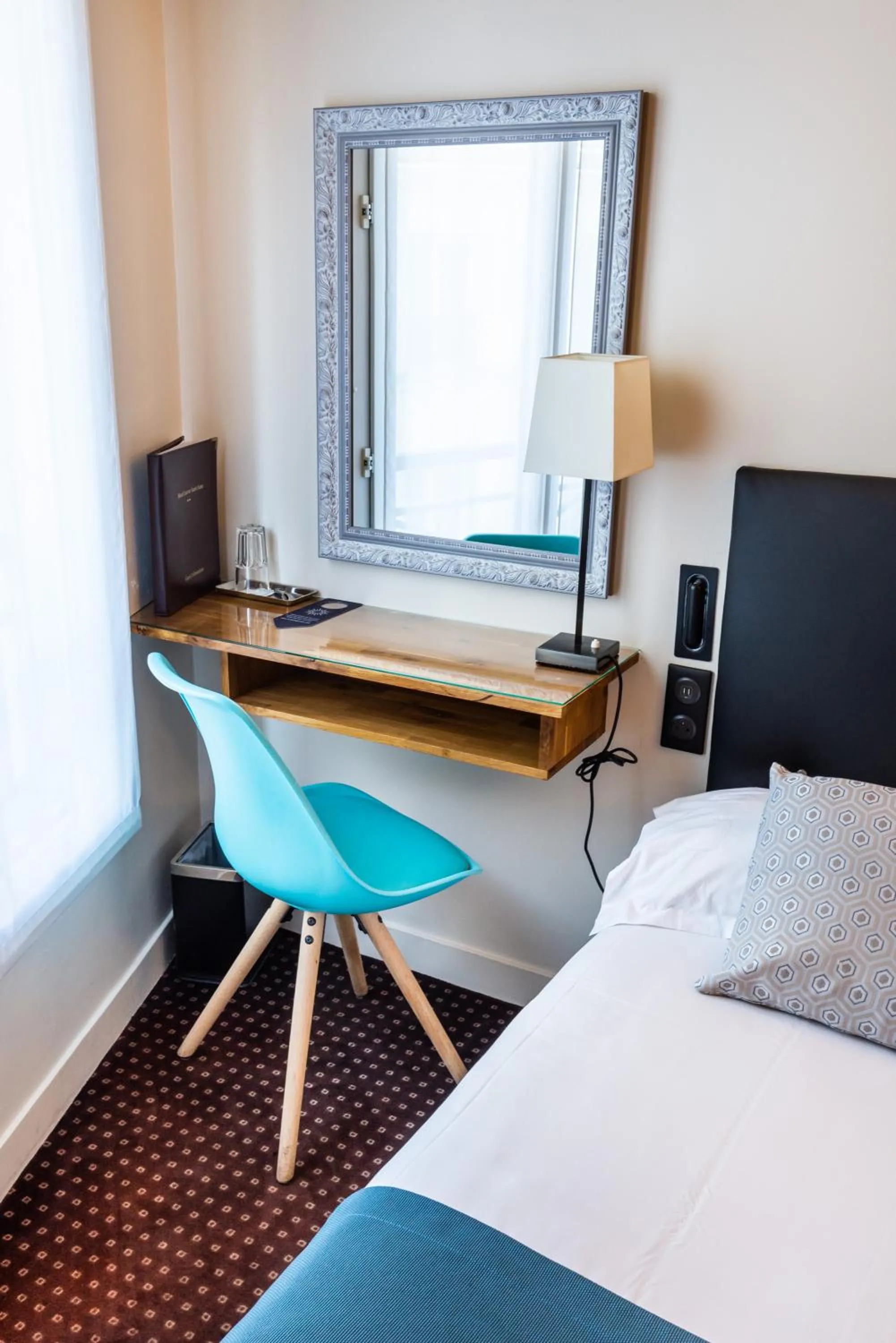 Photo of the whole room, Bed in hotel Louvre Sainte Anne