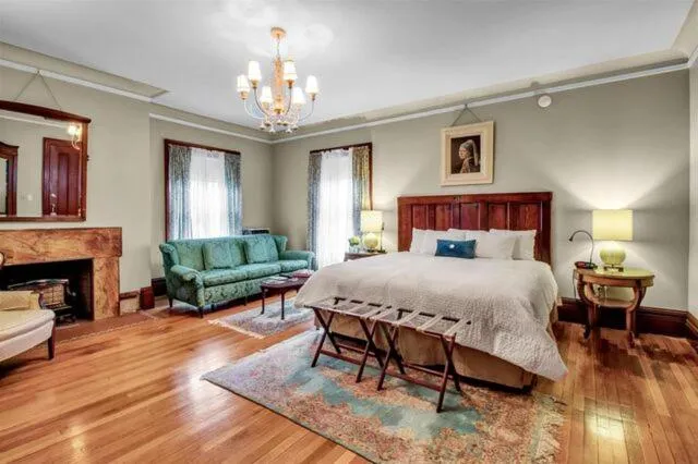King Suite in InnBuffalo Off Elmwood