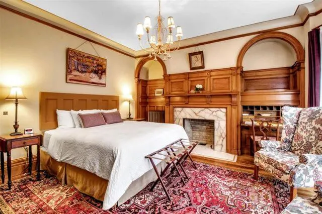 Deluxe King Suite in InnBuffalo Off Elmwood