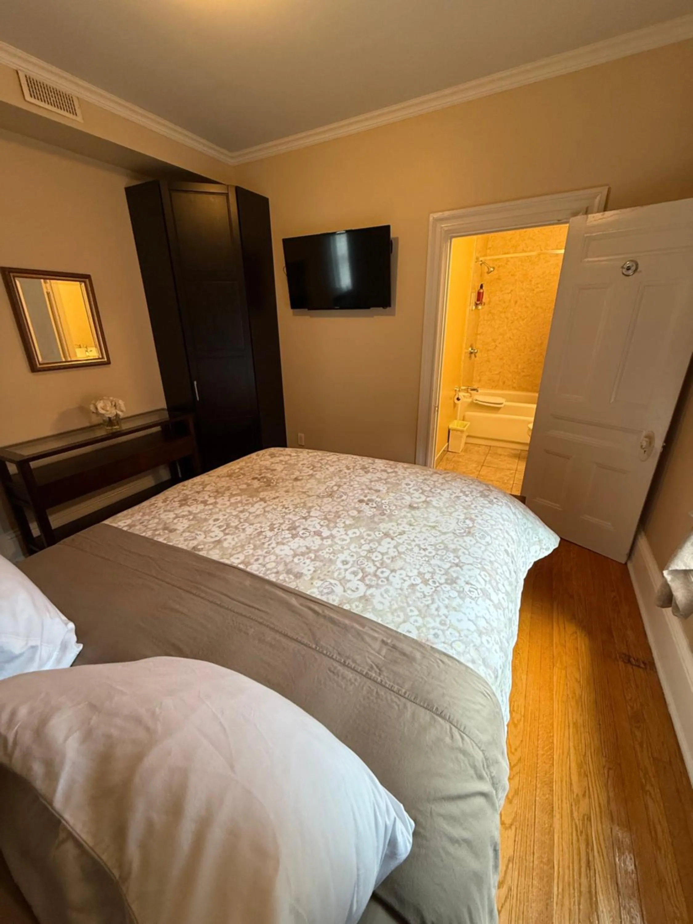 Bed in The Century House Bed and Breakfast Ottawa