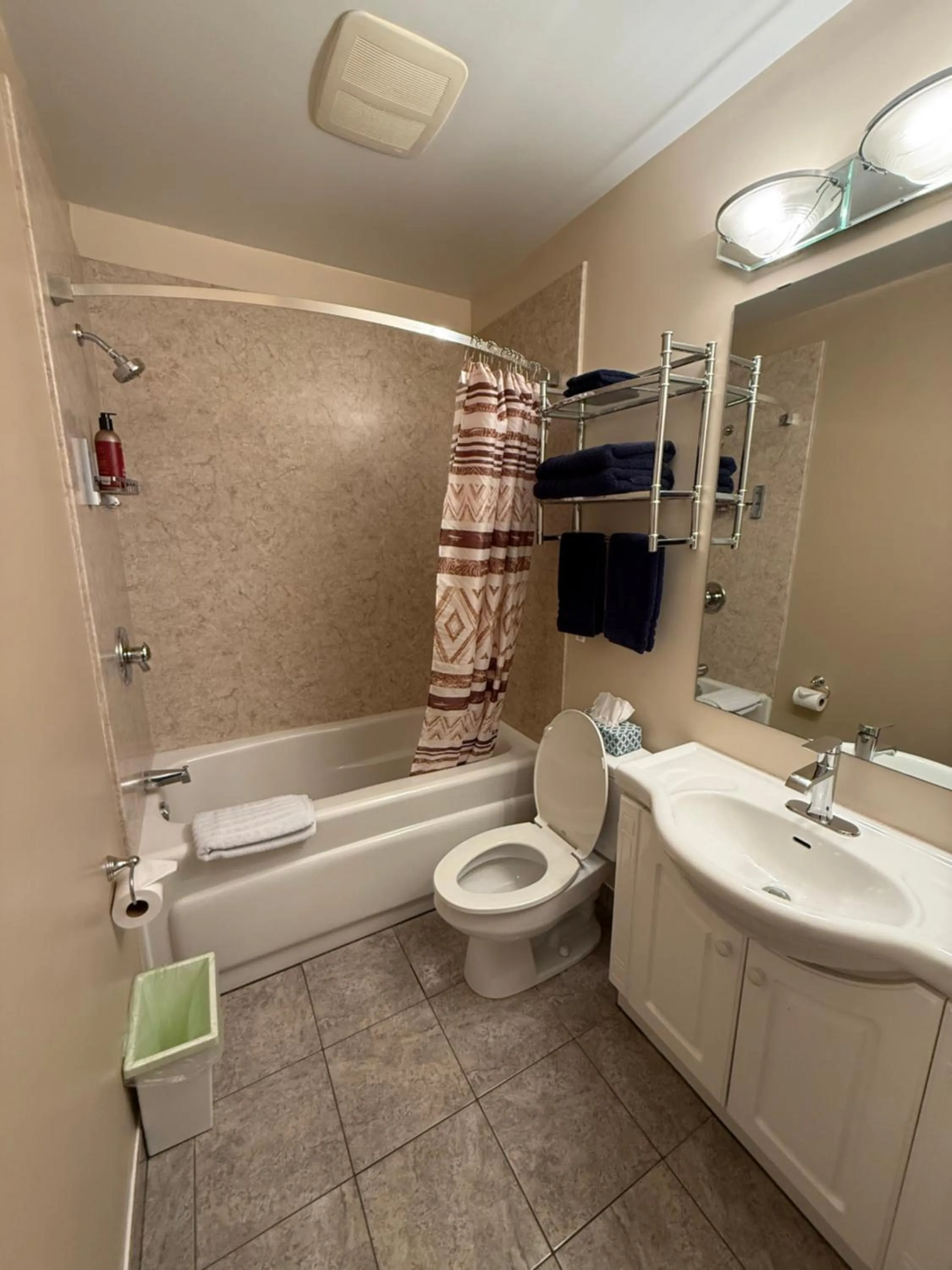 Bathroom in The Century House Bed and Breakfast Ottawa