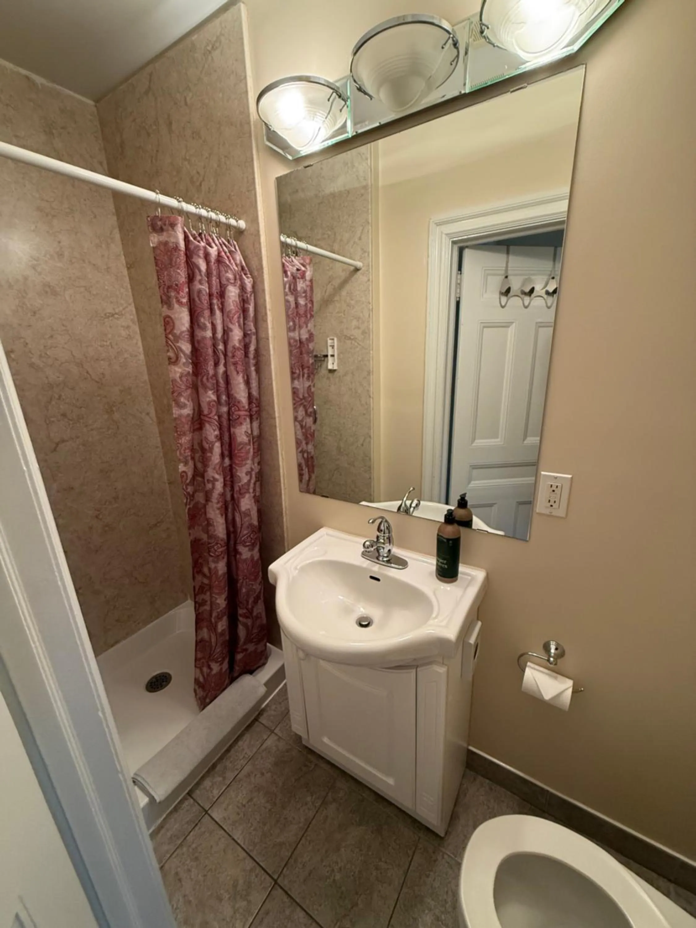 Shower in The Century House Bed and Breakfast Ottawa