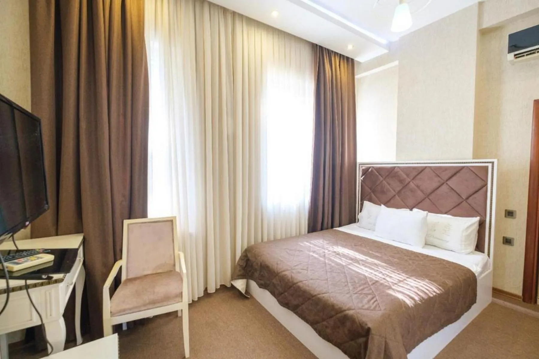 Bed in Maestro Hotel