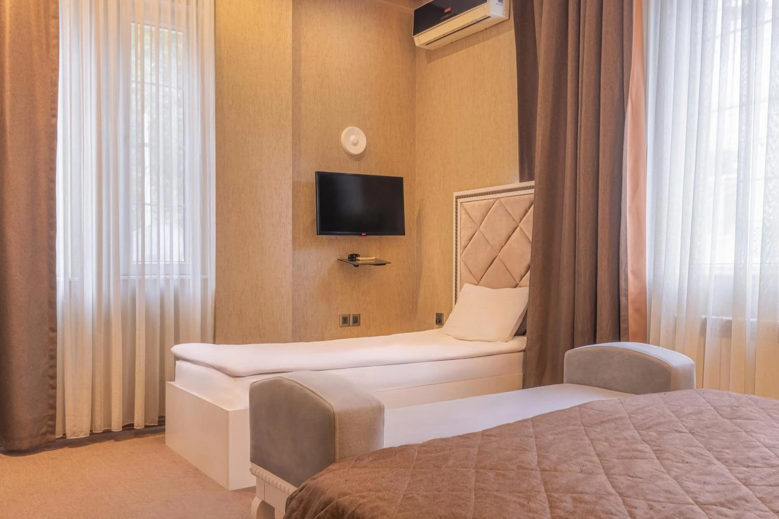 Bed in Maestro Hotel