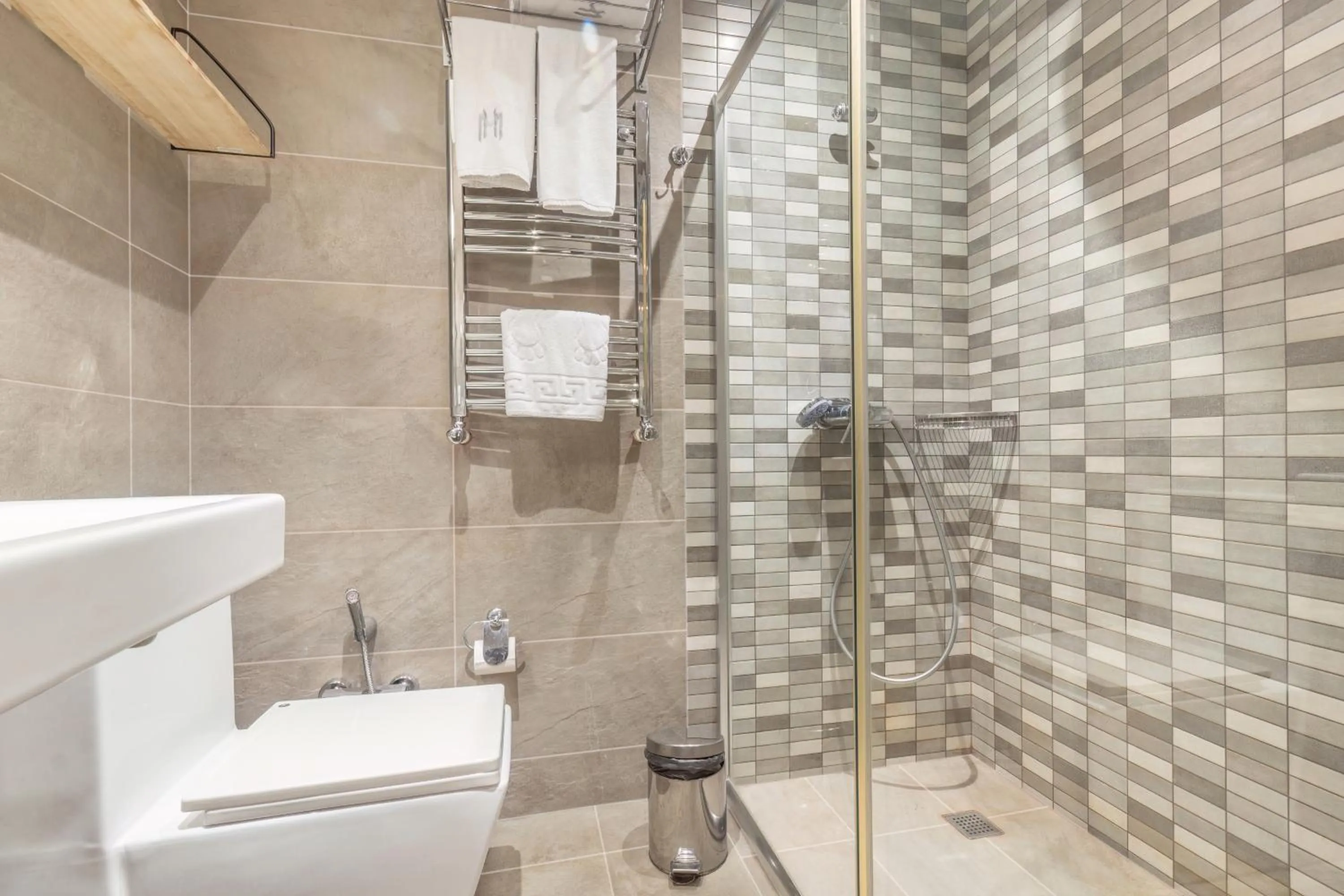 Shower in Maestro Hotel