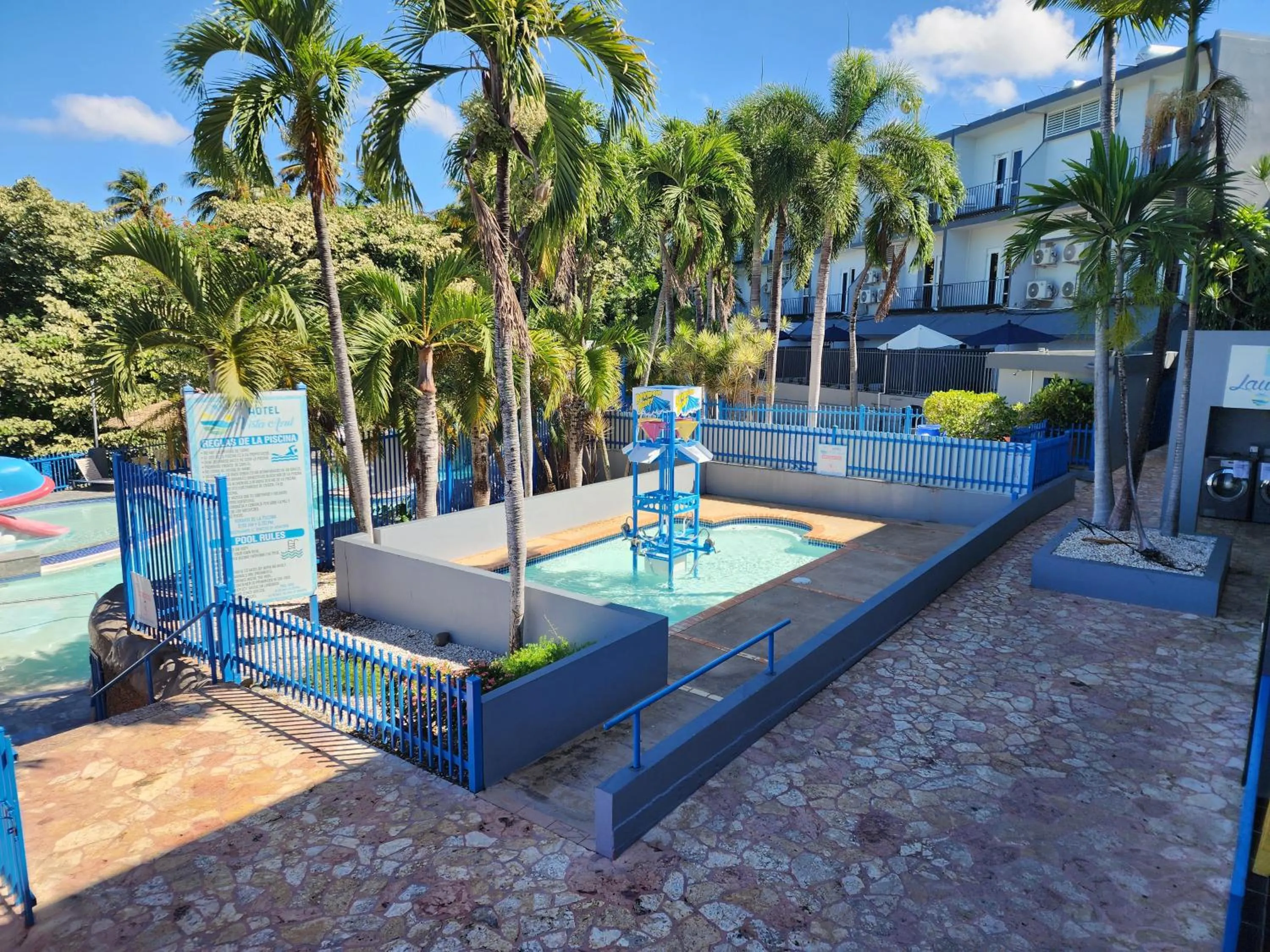 Swimming pool in Hotel Vista Azul