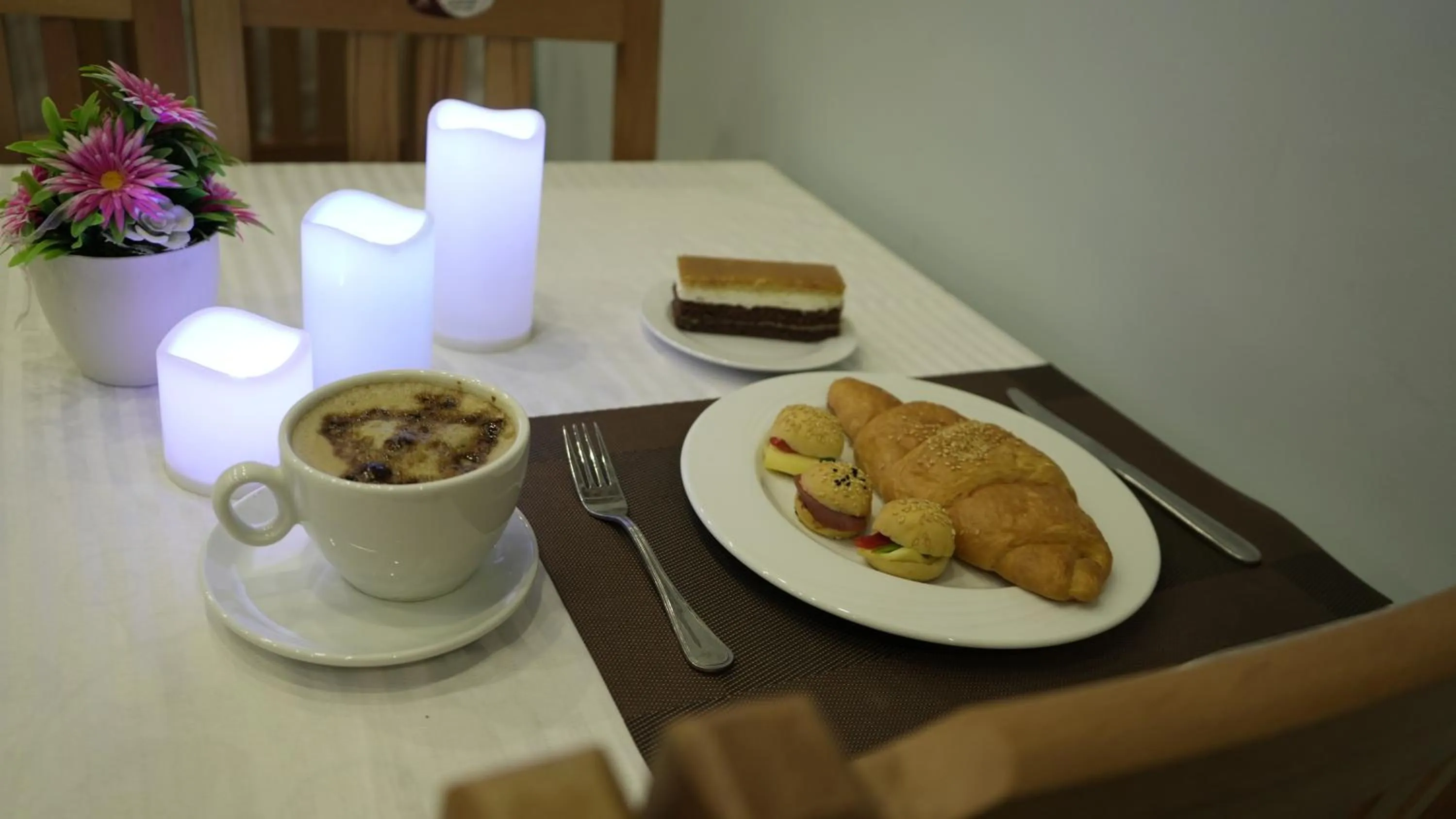 Restaurant/places to eat in Good Season Hotel