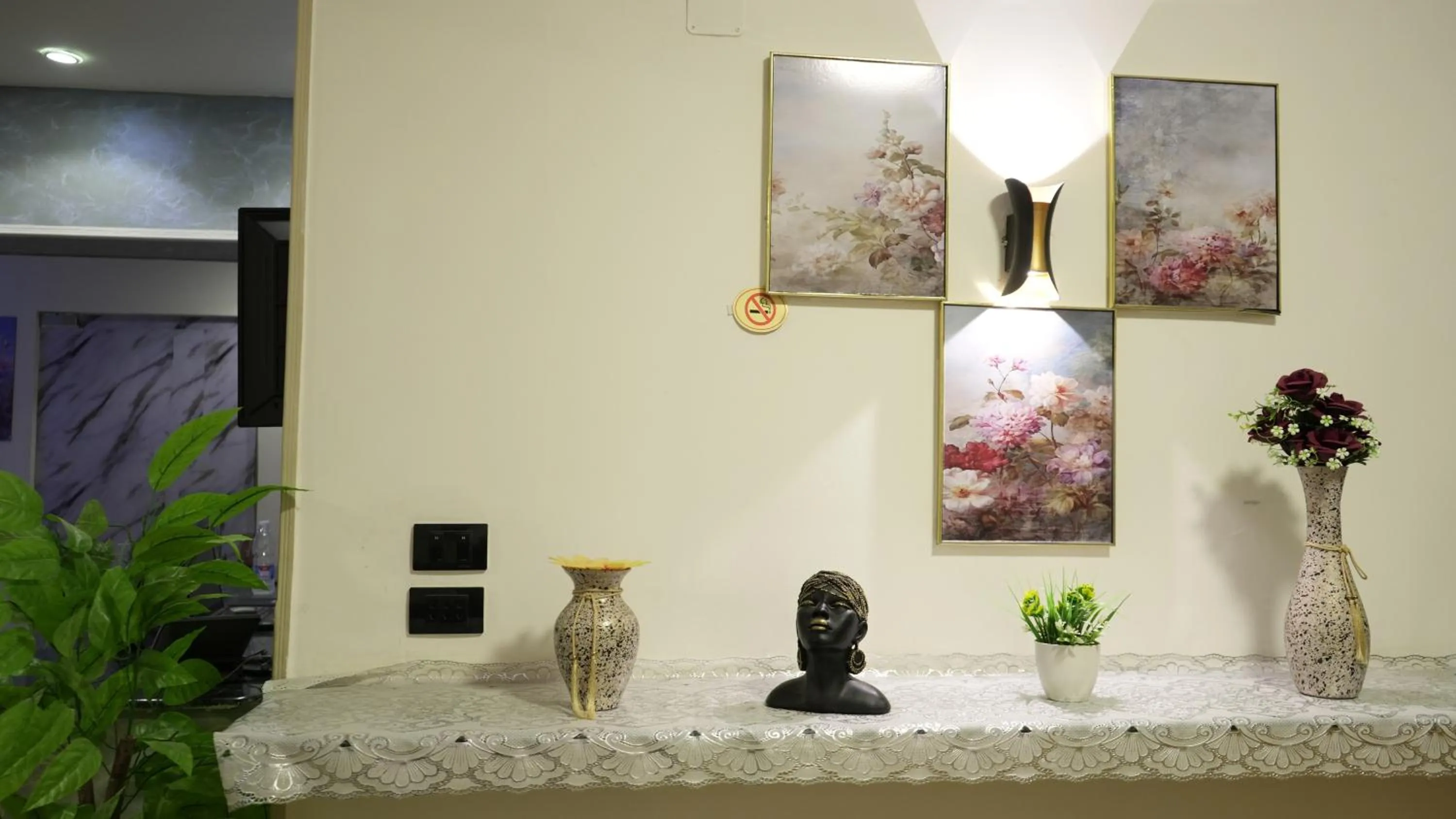 Decorative detail in Good Season Hotel