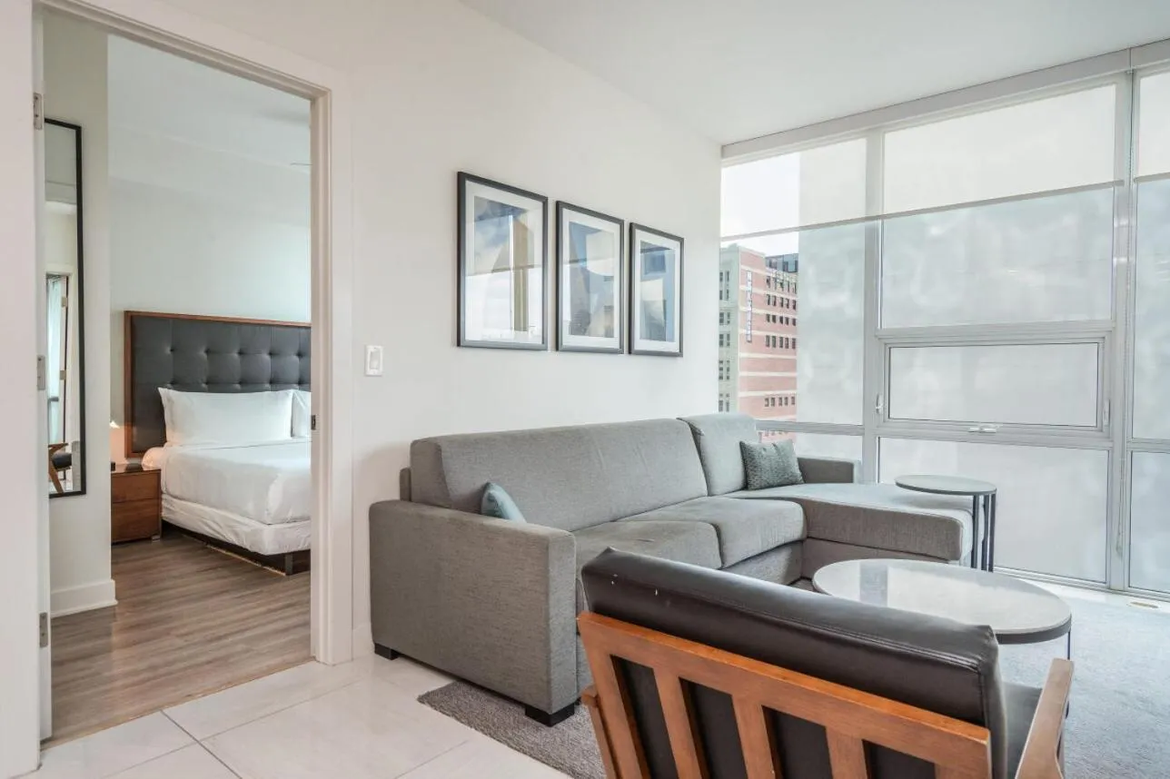 Seating area, Bed in Level Los Angeles - Downtown South Olive