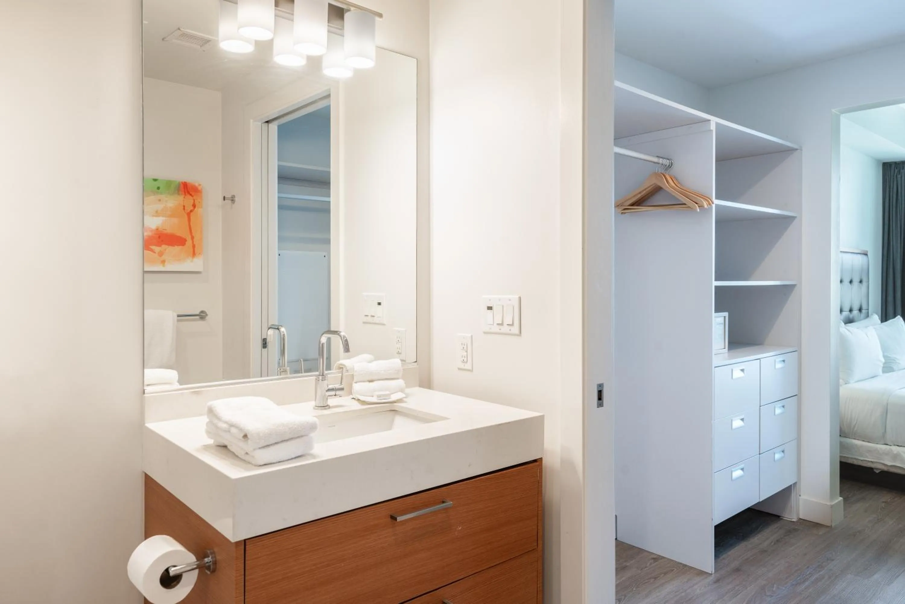 Bathroom, Bed in Level Los Angeles - Downtown South Olive