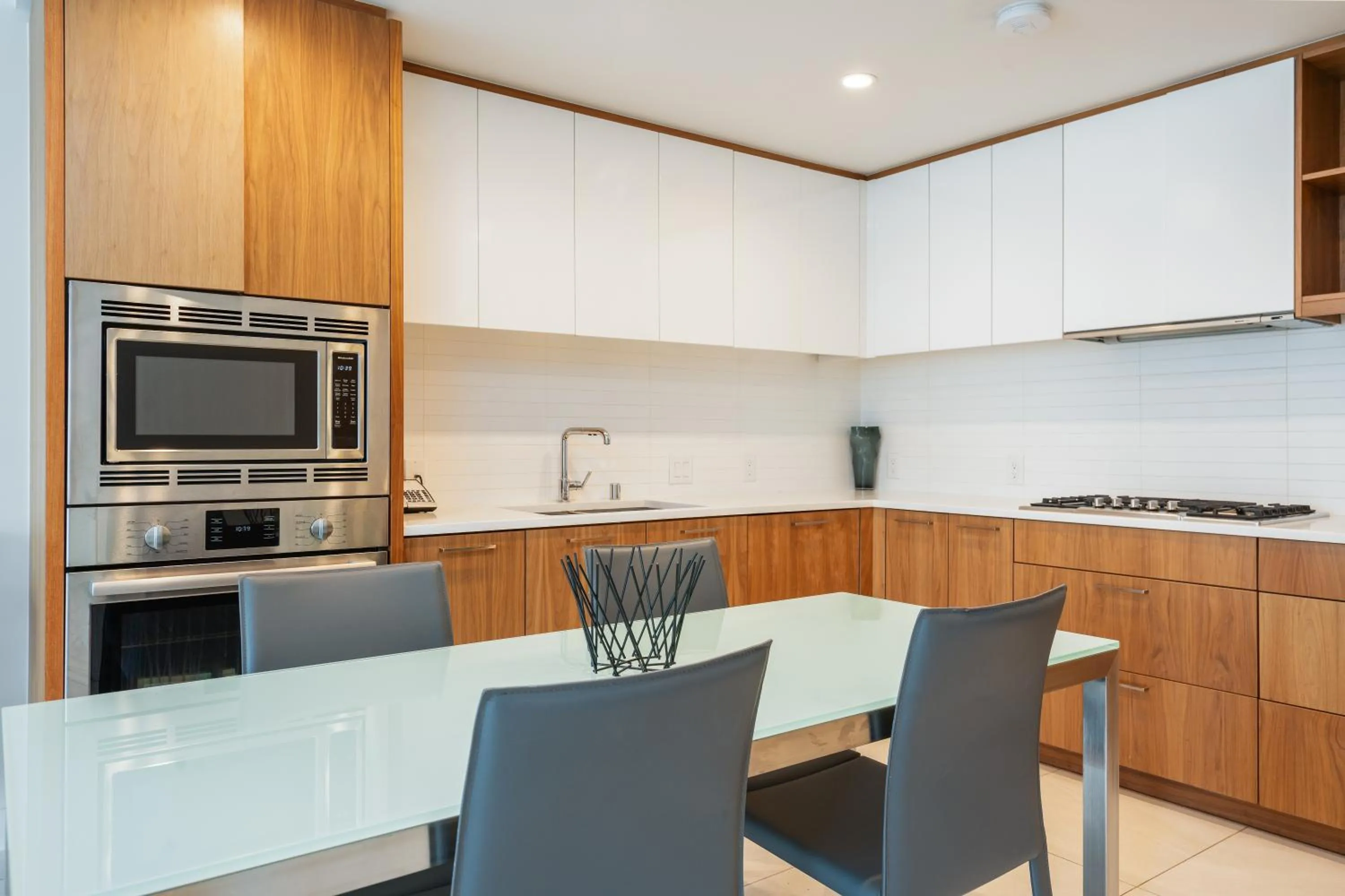 Kitchen or kitchenette in Level Los Angeles - Downtown South Olive