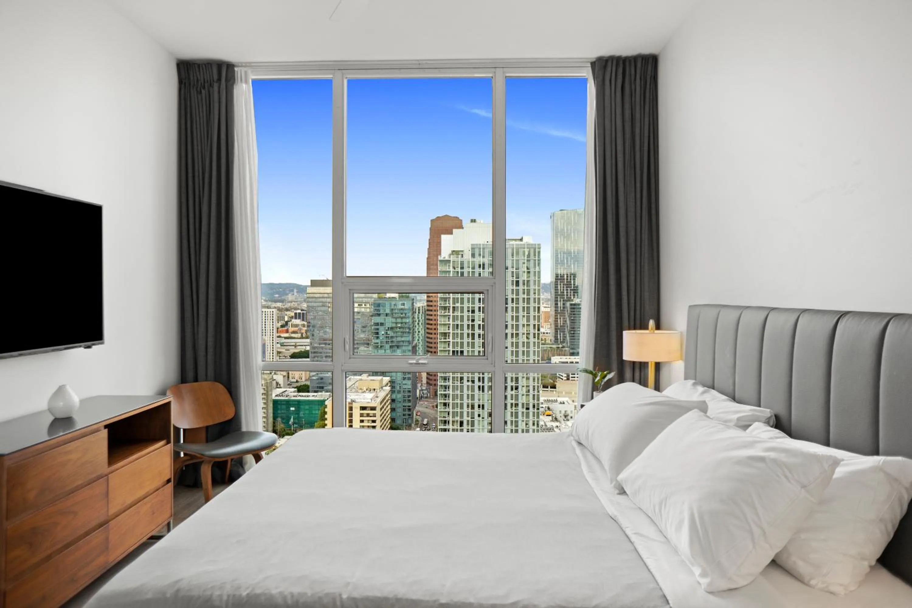 Bed in Level Los Angeles - Downtown South Olive