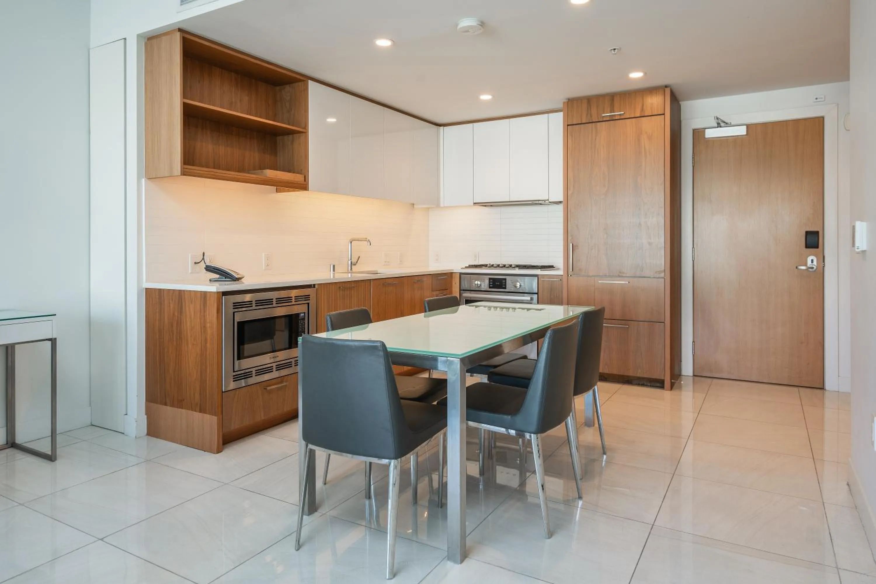 Kitchen or kitchenette in Level Los Angeles - Downtown South Olive