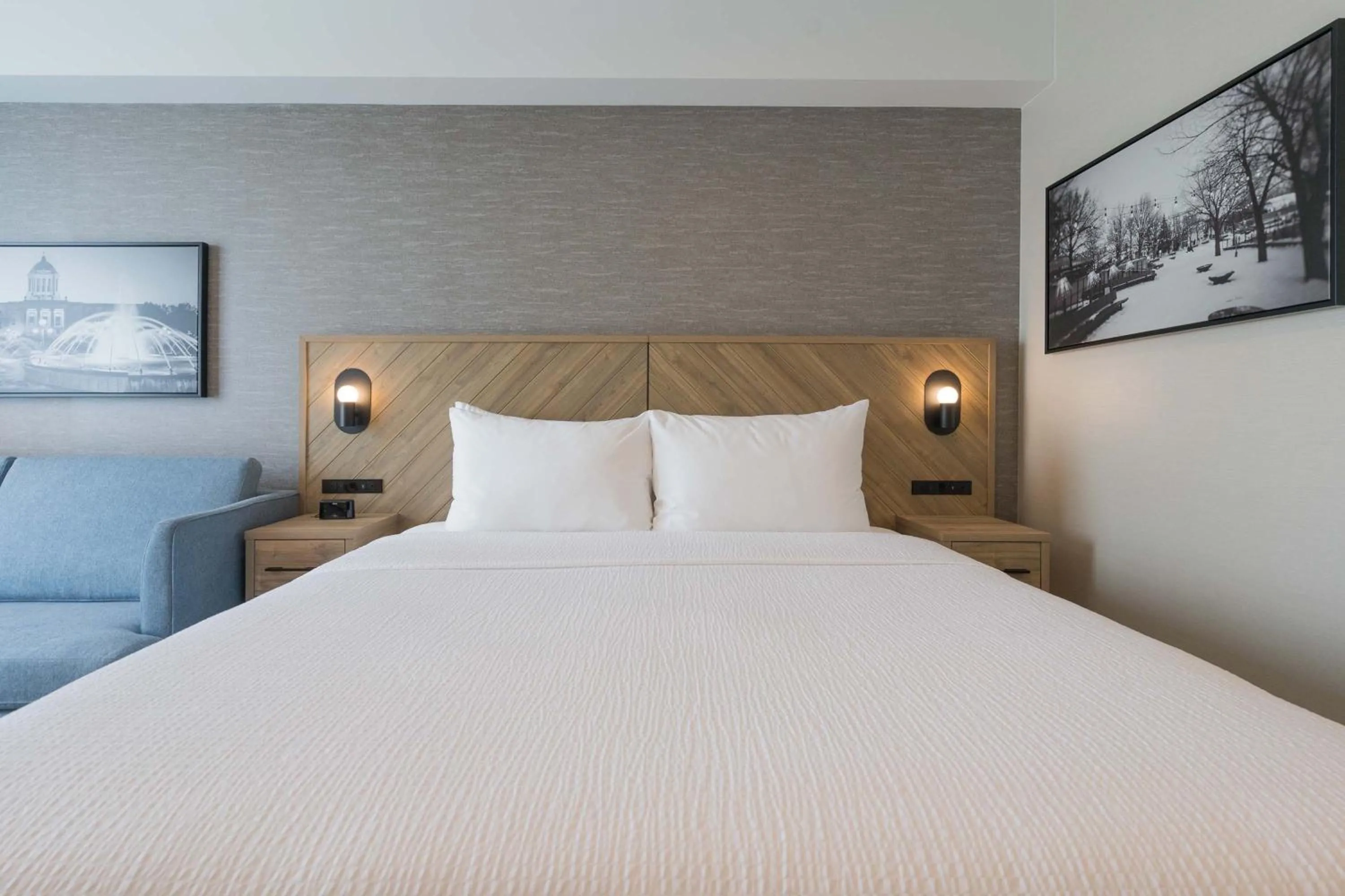 Photo of the whole room, Bed in Sandman Signature Winnipeg Airport Hotel & Suites