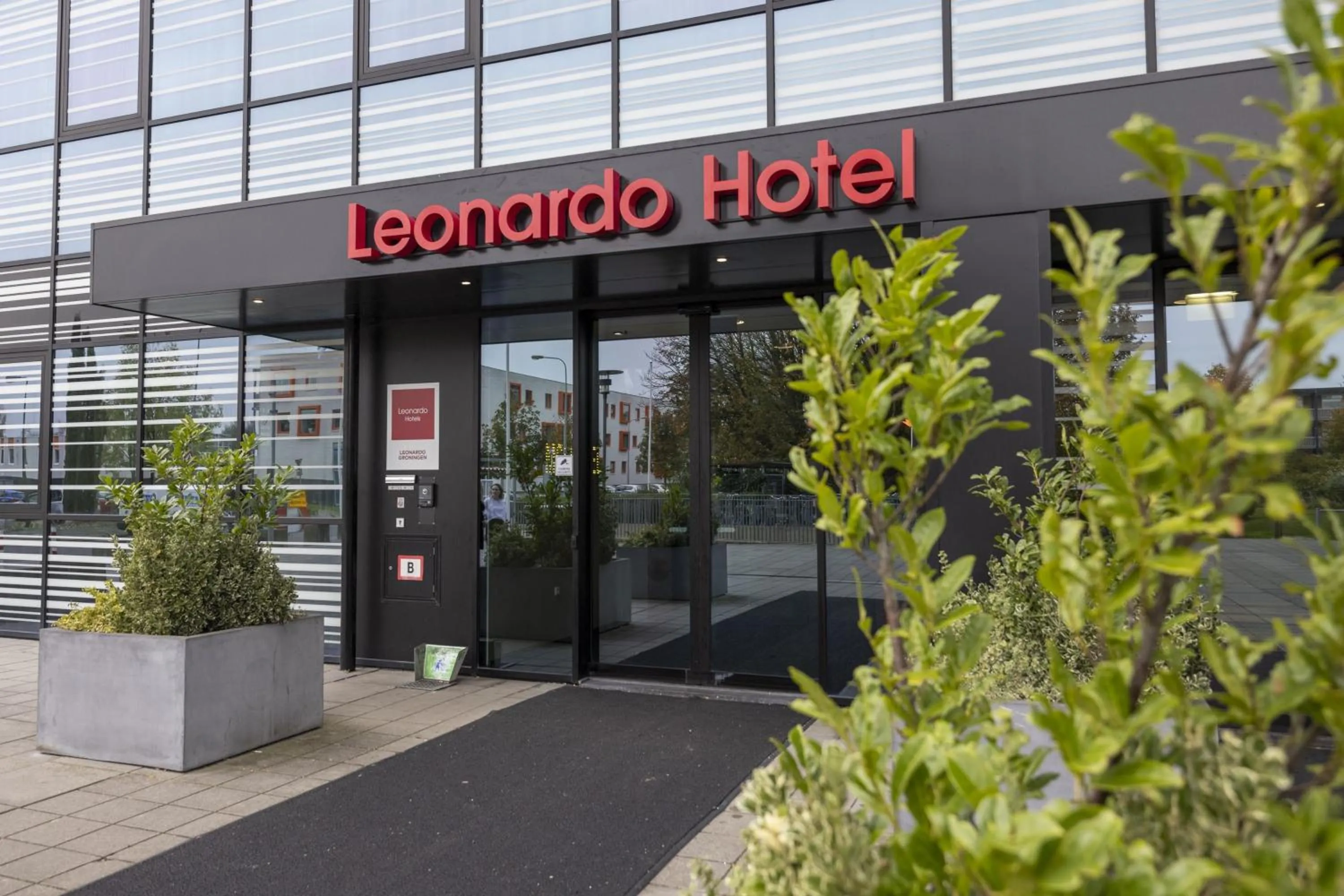 Facade/entrance in Leonardo Hotel Groningen Stadspark
