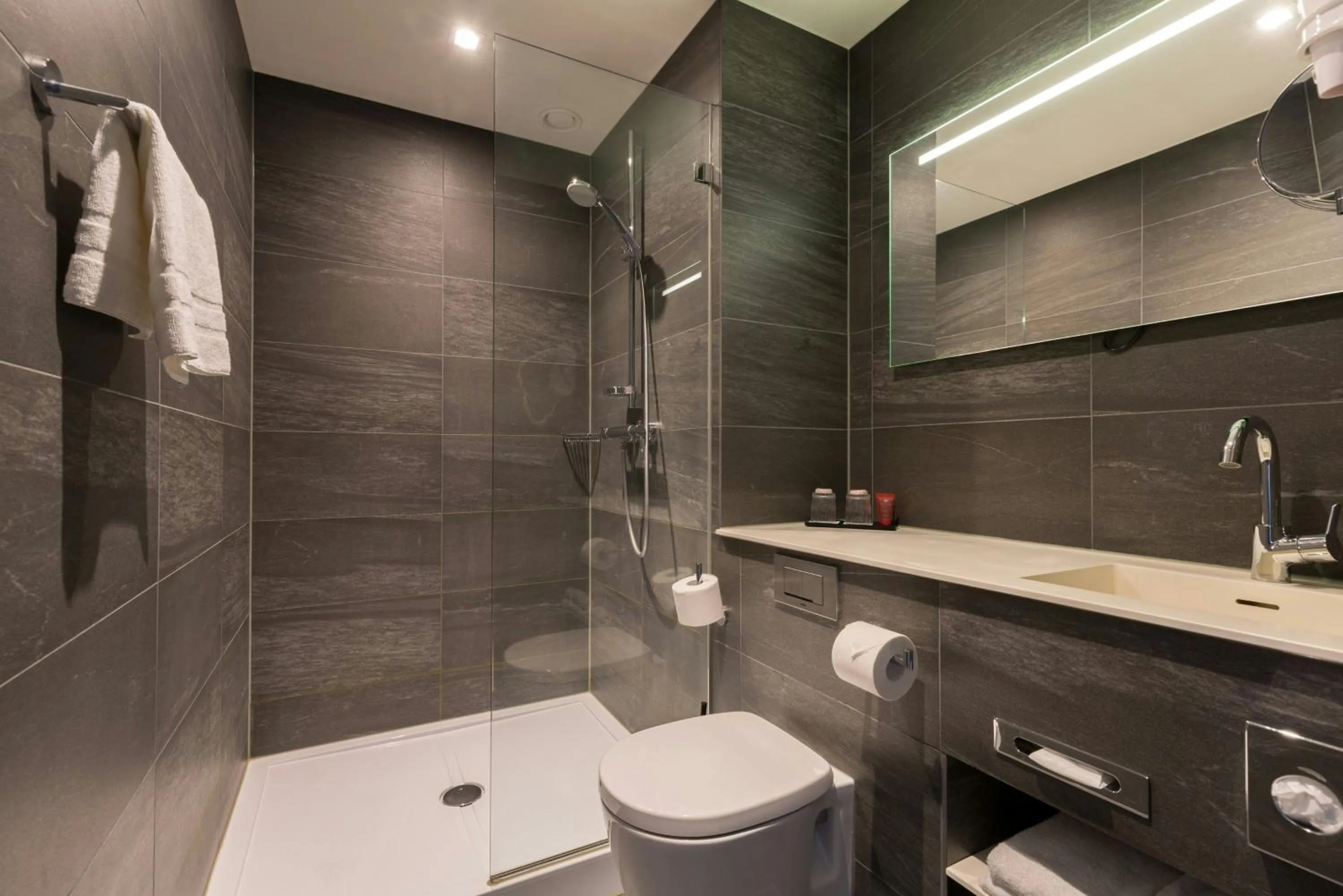 Bathroom in Leonardo Hotel Groningen Stadspark