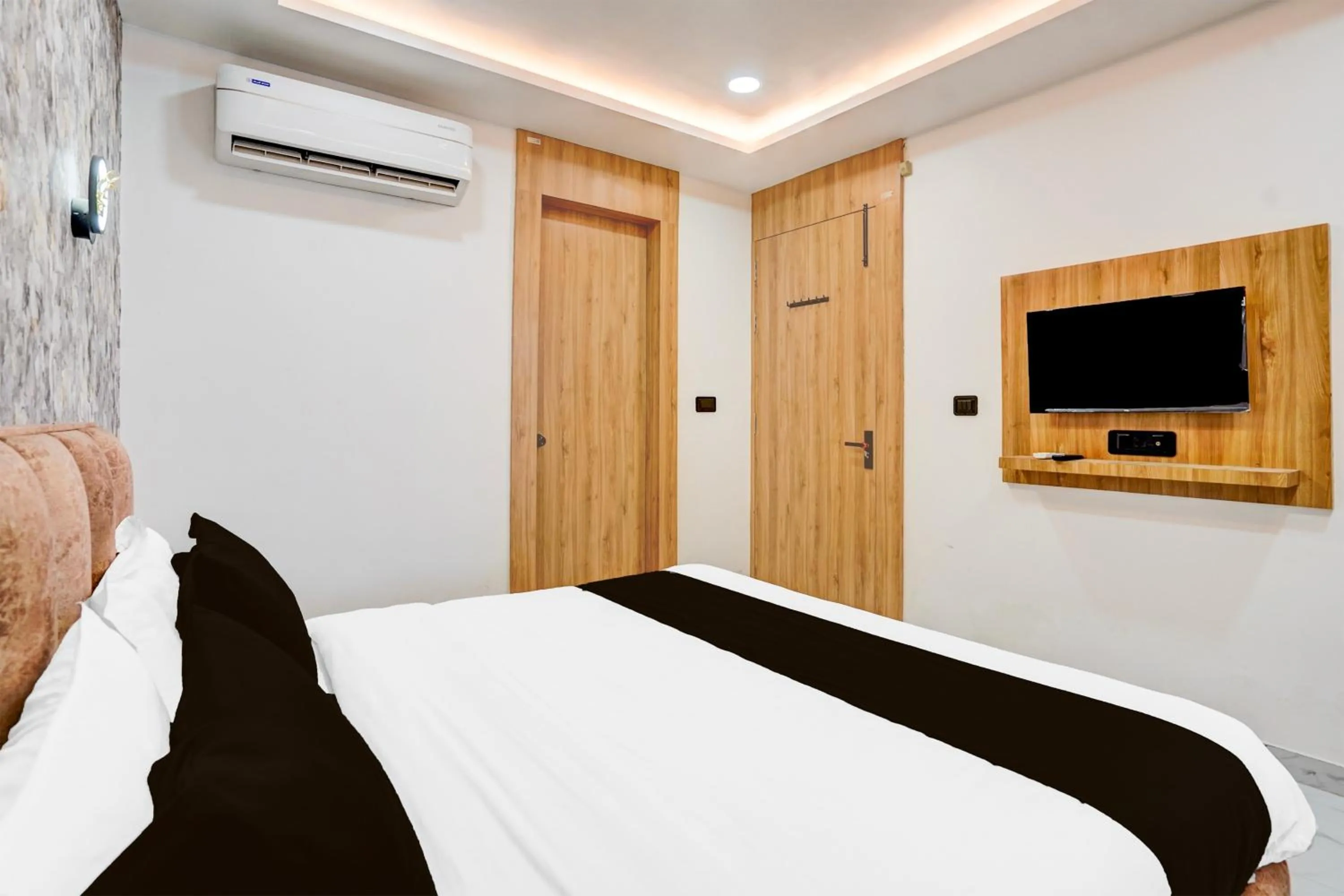 Bedroom, Bed in Super Collection O Ram Mandir Ayodhya Formerly Hotel Aarambh