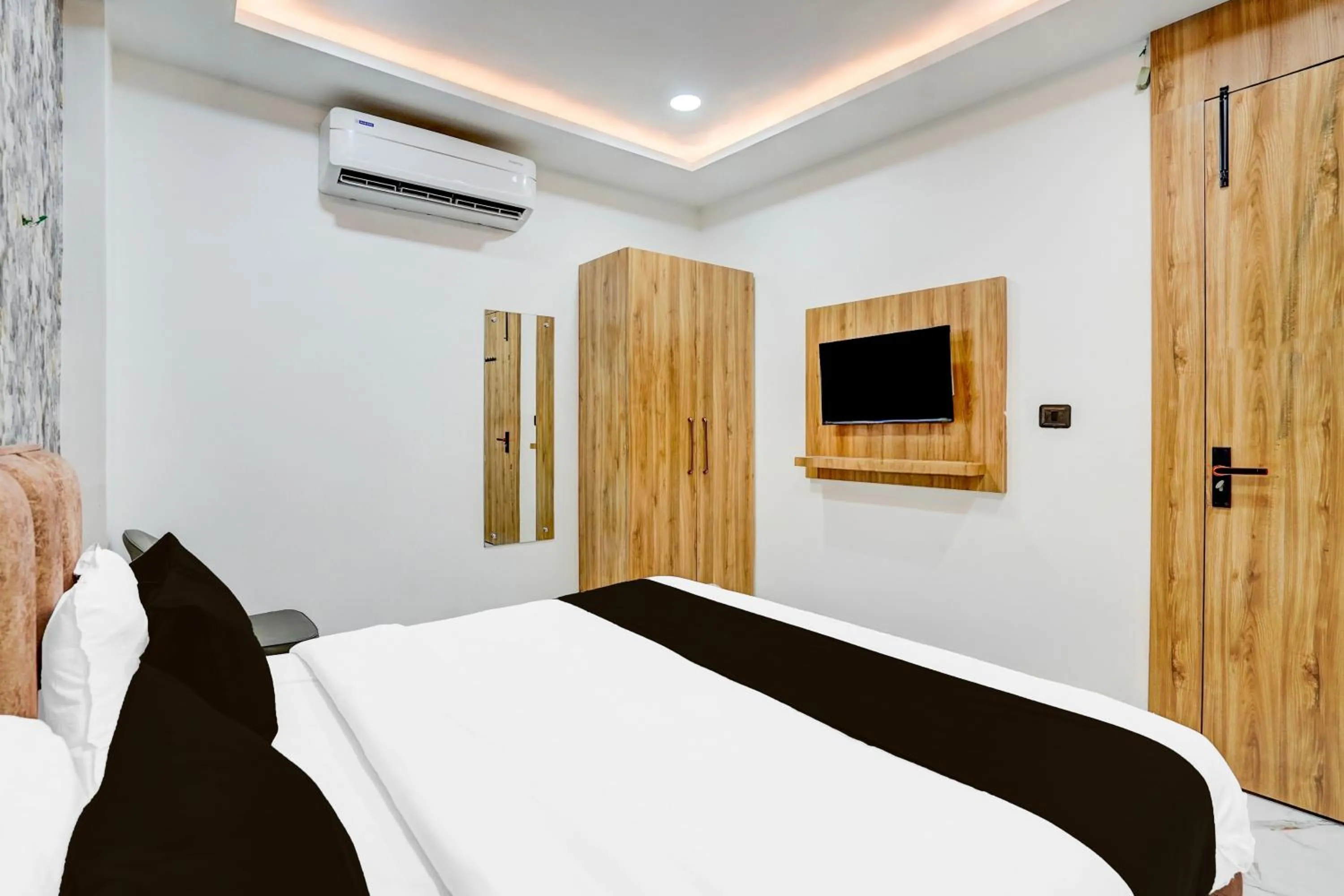 Bedroom, Bed in Super Collection O Ram Mandir Ayodhya Formerly Hotel Aarambh