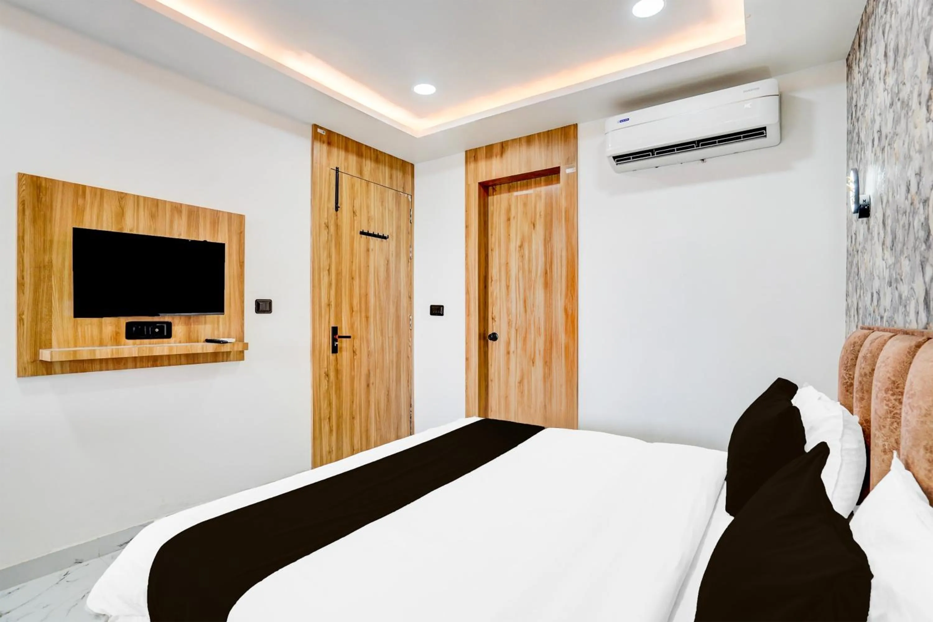 Bedroom, Bed in Super Collection O Ram Mandir Ayodhya Formerly Hotel Aarambh
