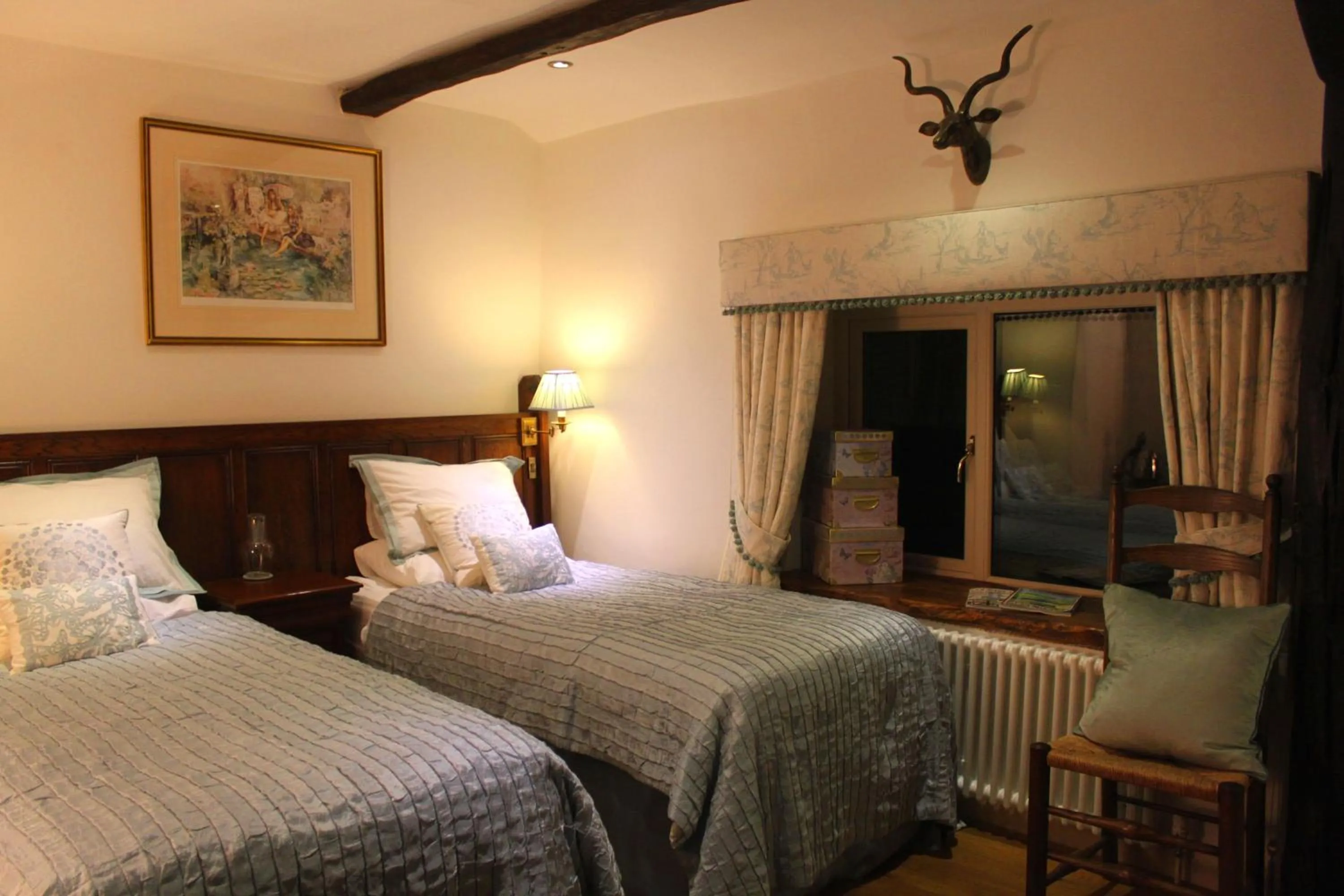 Photo of the whole room, Bed in Busfeild Arms