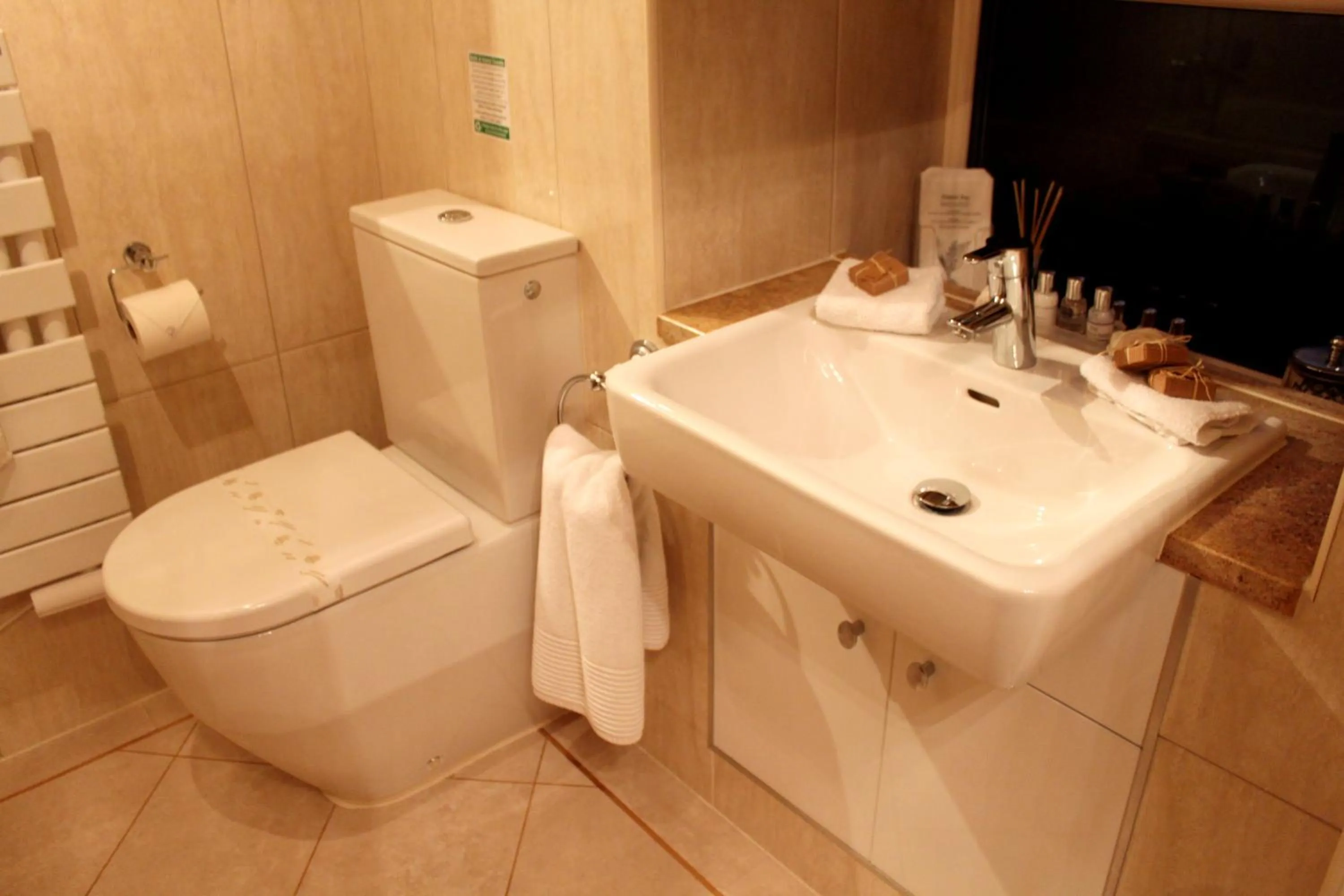 Bathroom in Busfeild Arms