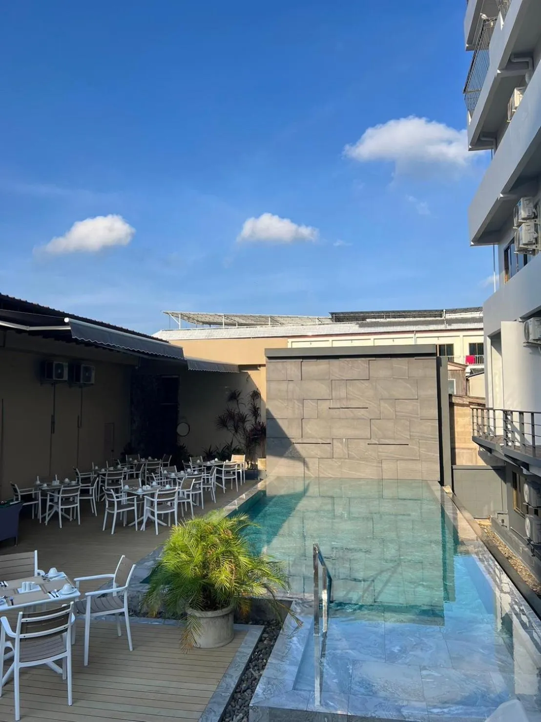 Restaurant/places to eat in Karon Boutique