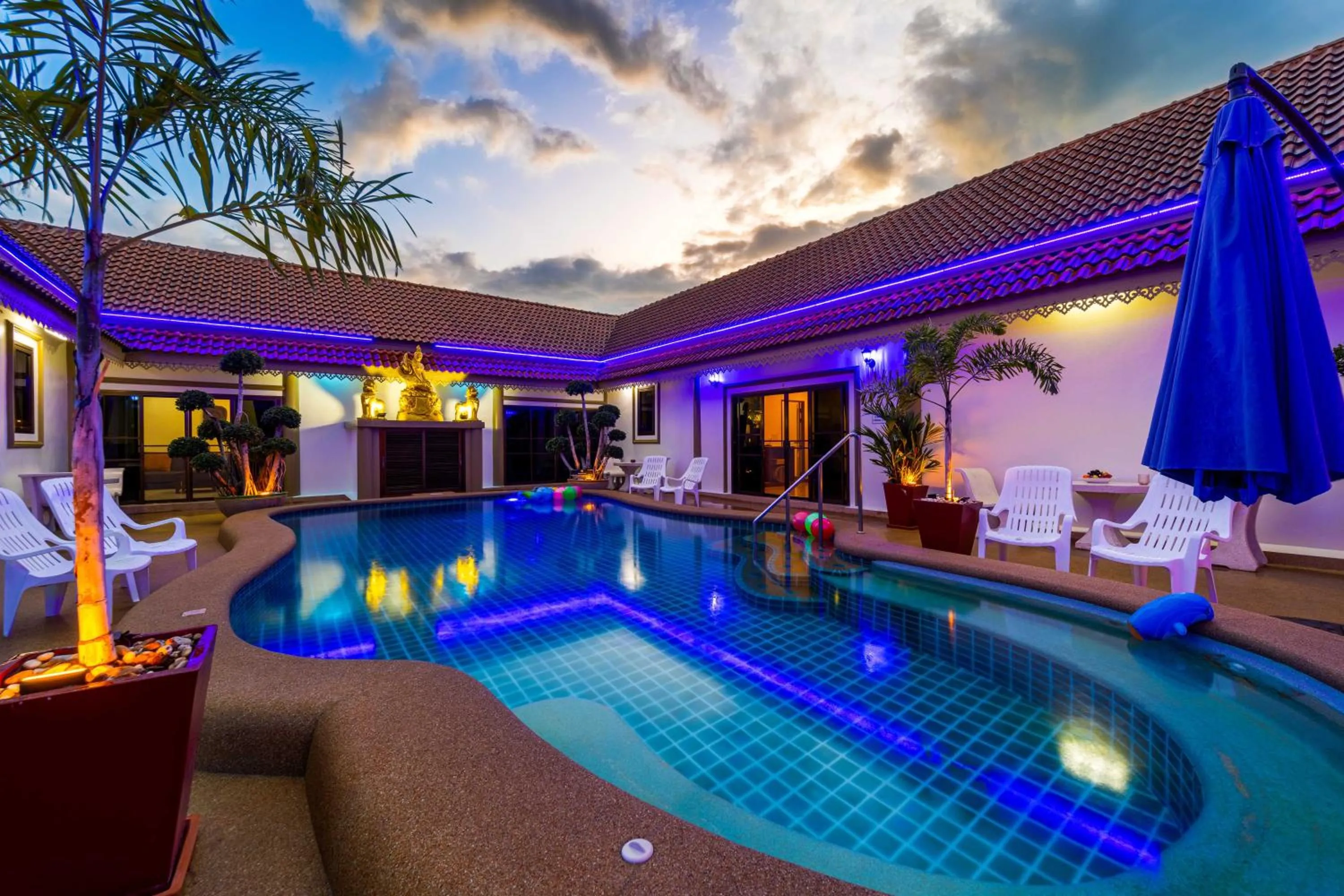 Swimming pool in Siam Court Hotel and Resort