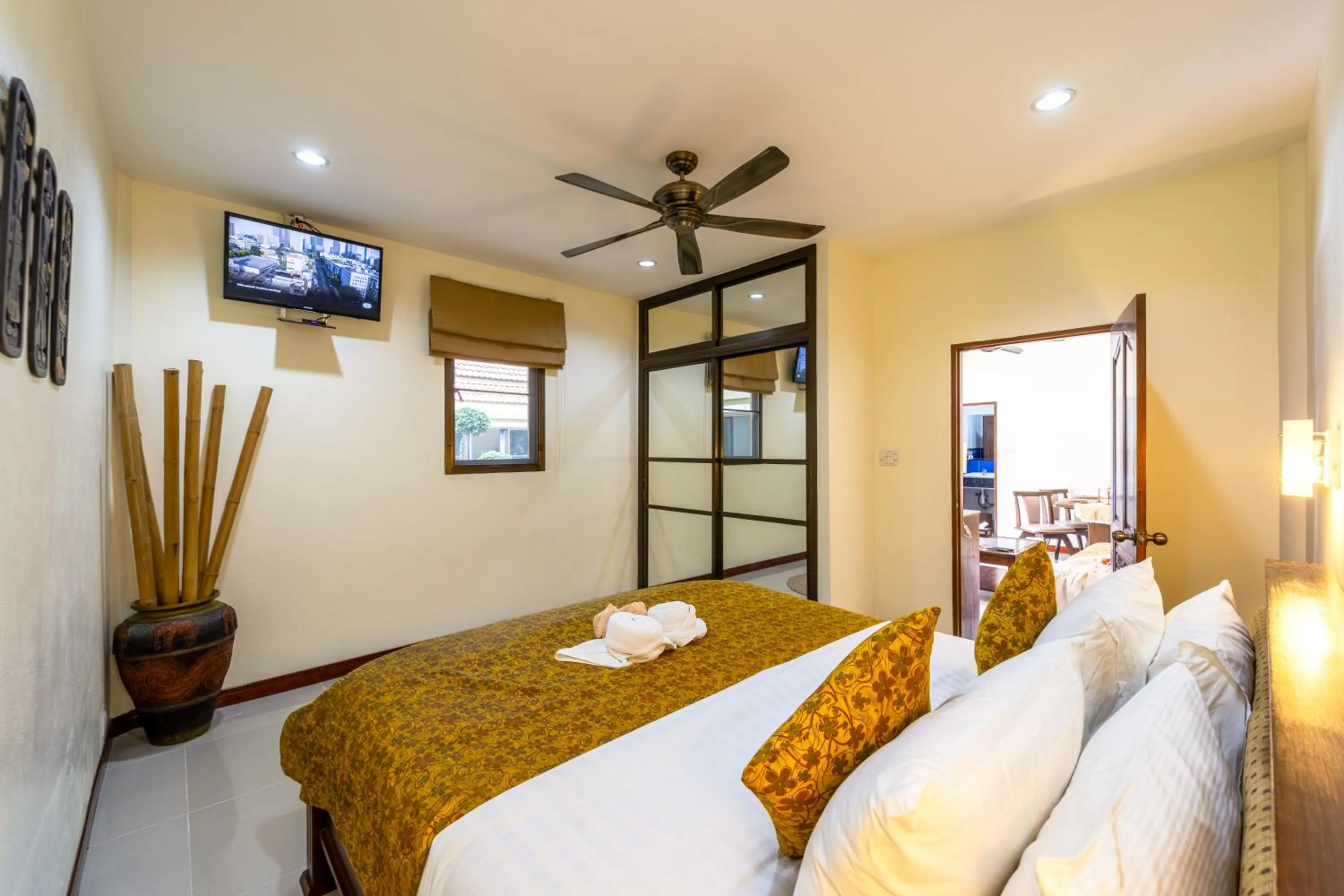 Bed in Siam Court Hotel and Resort