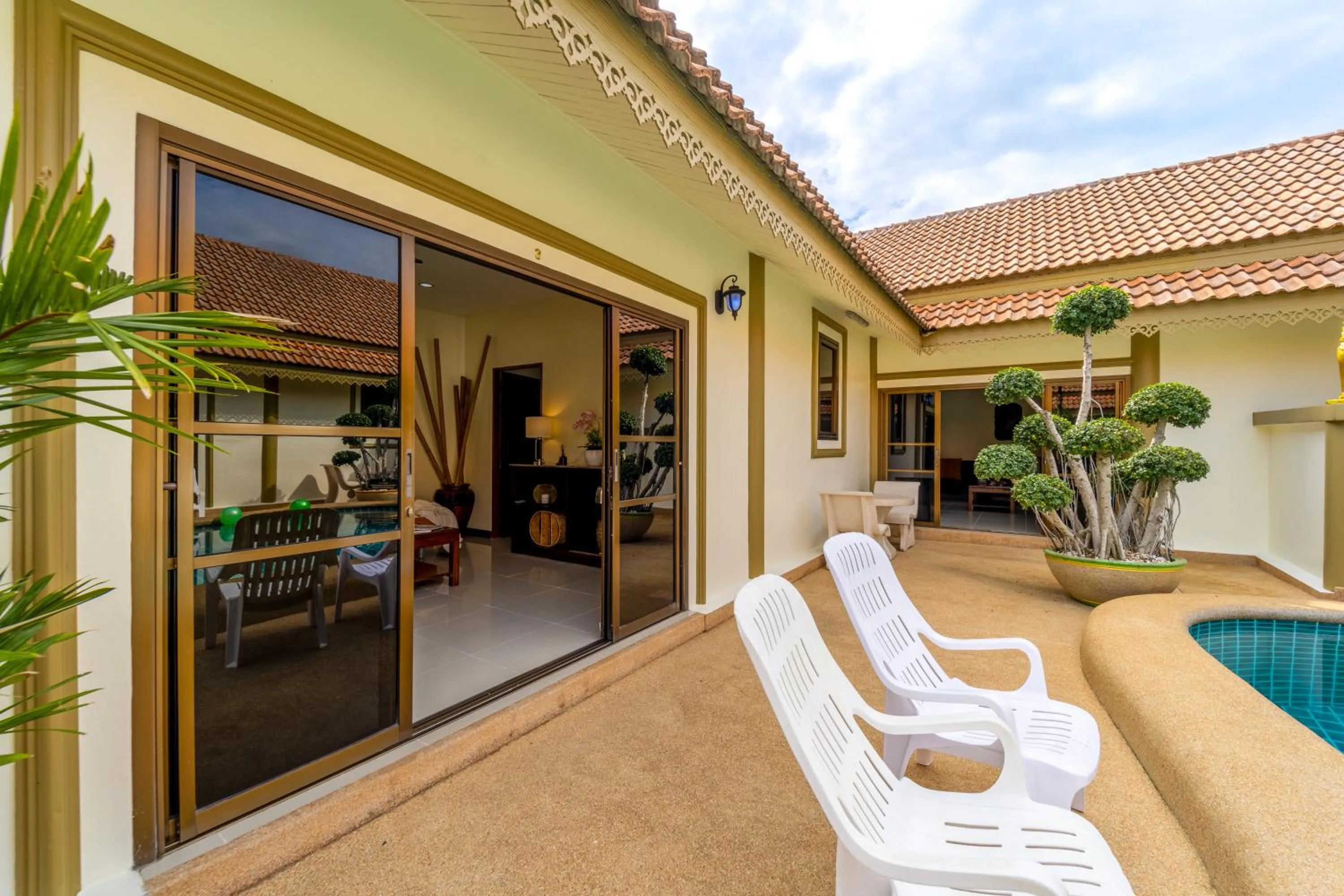 Patio in Siam Court Hotel and Resort
