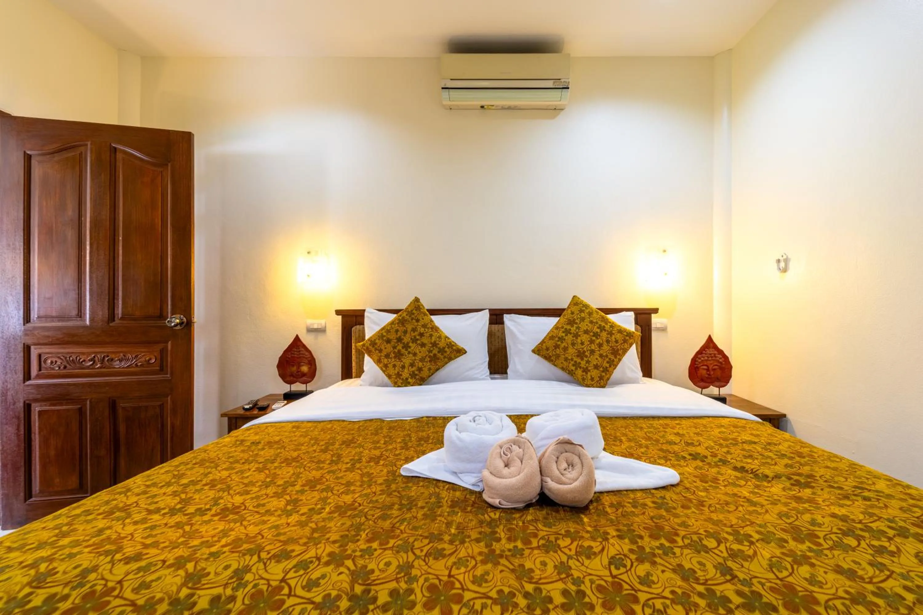 Bed in Siam Court Hotel and Resort