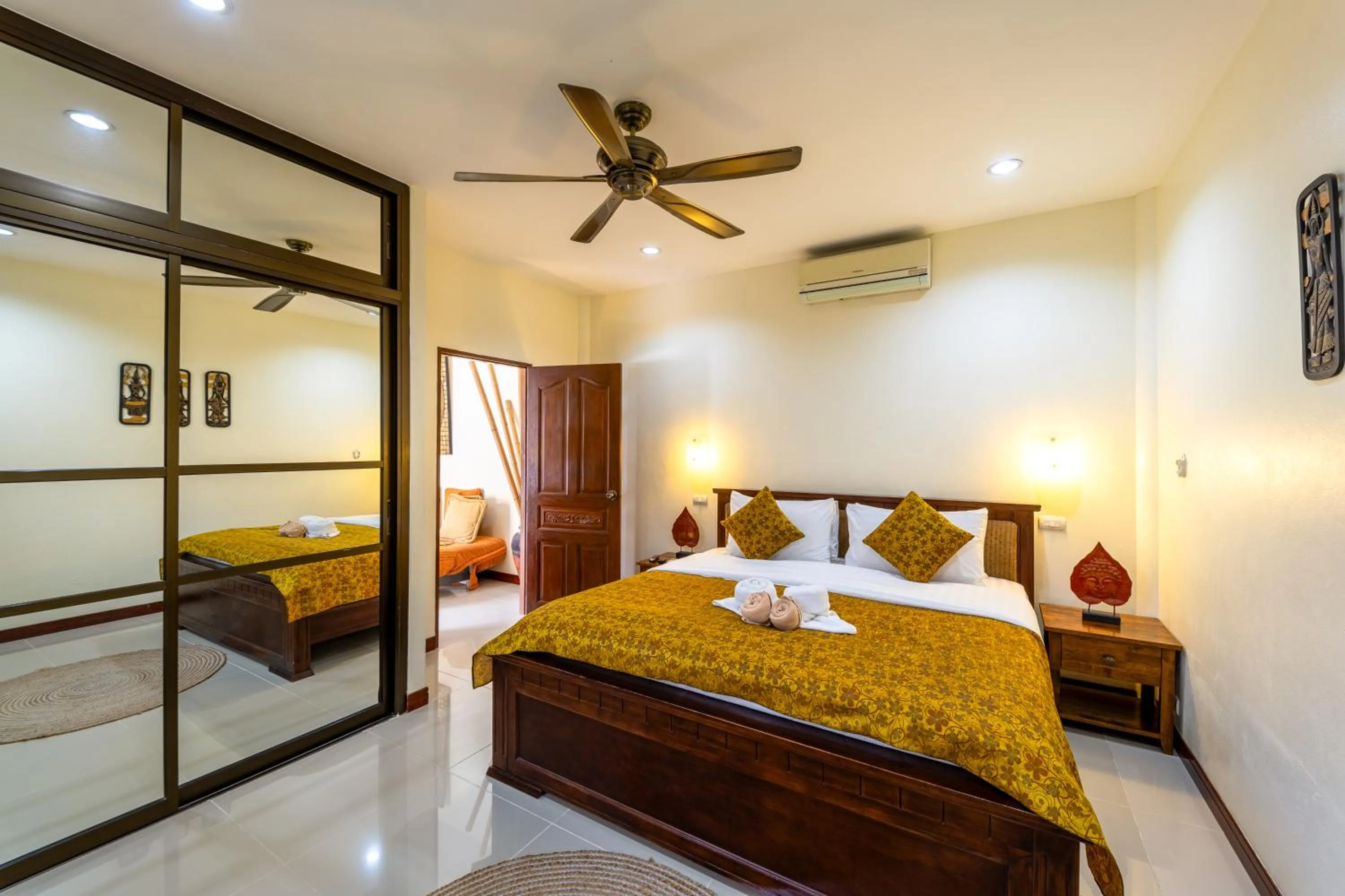 Bedroom, Bed in Siam Court Hotel and Resort